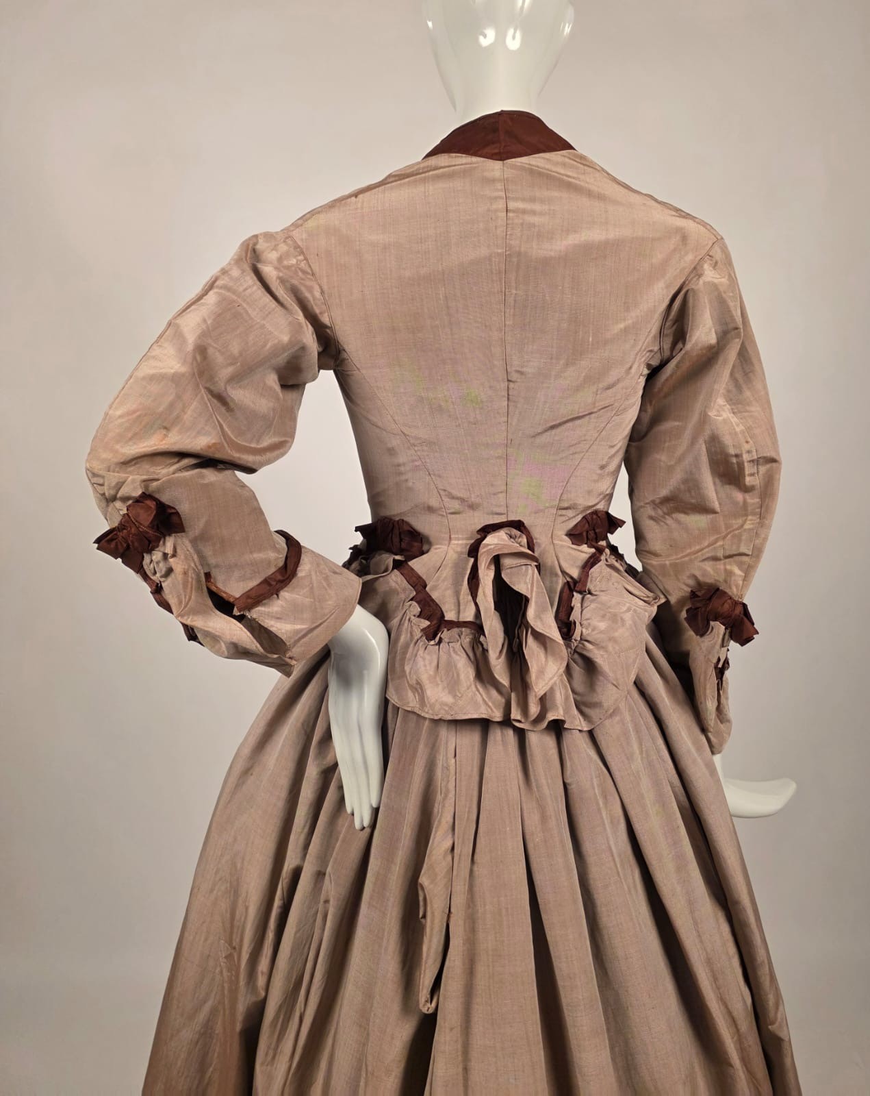 POST CIVIL WAR 1860’S GRAY BOMBAZINE + SILK DRESS W BOW TRIMMED FRONT