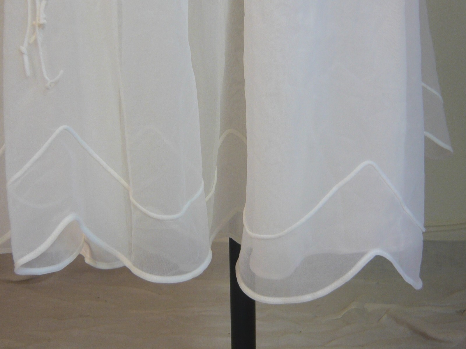 SHADOWLINE vintage early 60s ELEGANT white NYLON GOWN scallops appliques 34