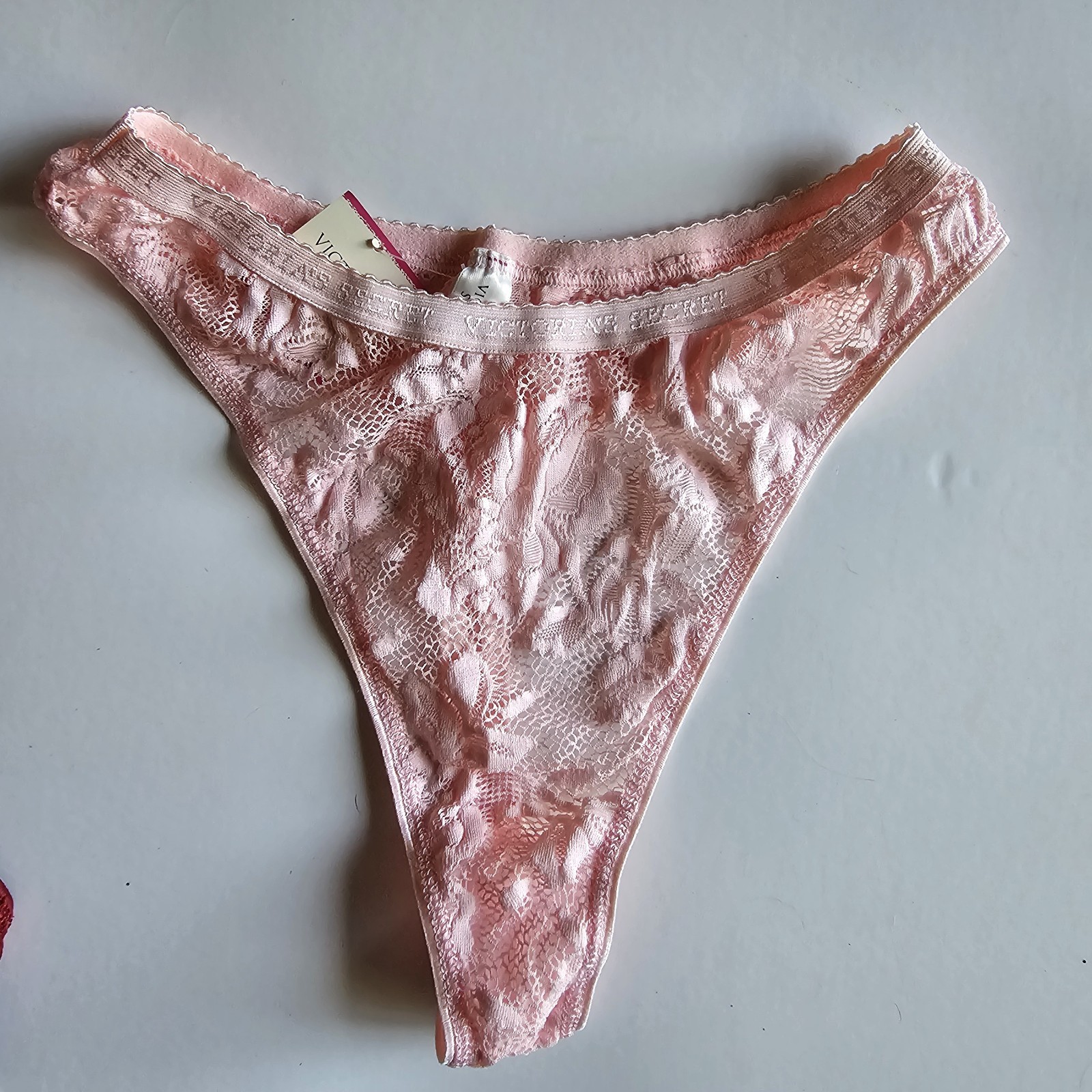 90’s VTG NWT VICTORIA’S SECRET Lace Thong Panties Heart Label Sz M Pink