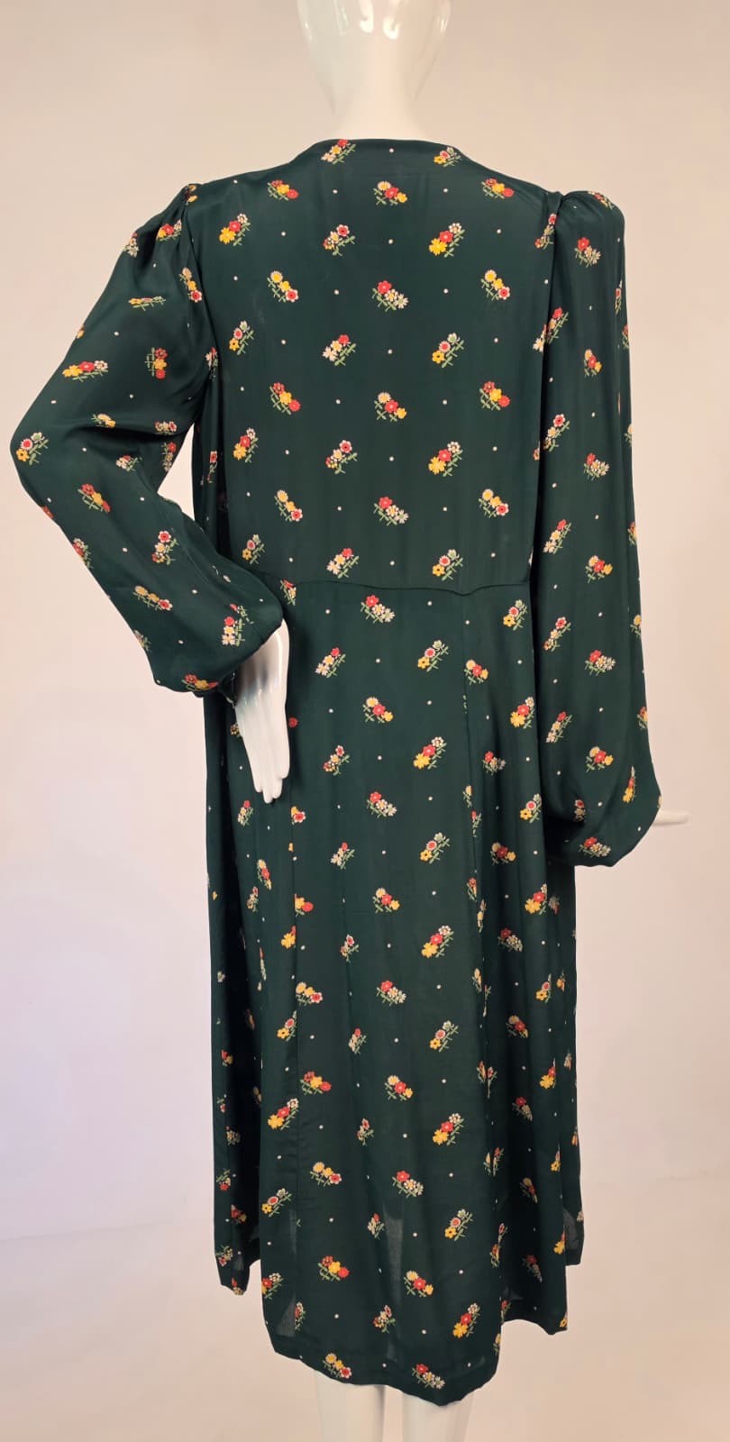 LARGE SIZE 1930’S GREEN SILK DRESS W FLORAL PRINT + PADDED SHOULDERS