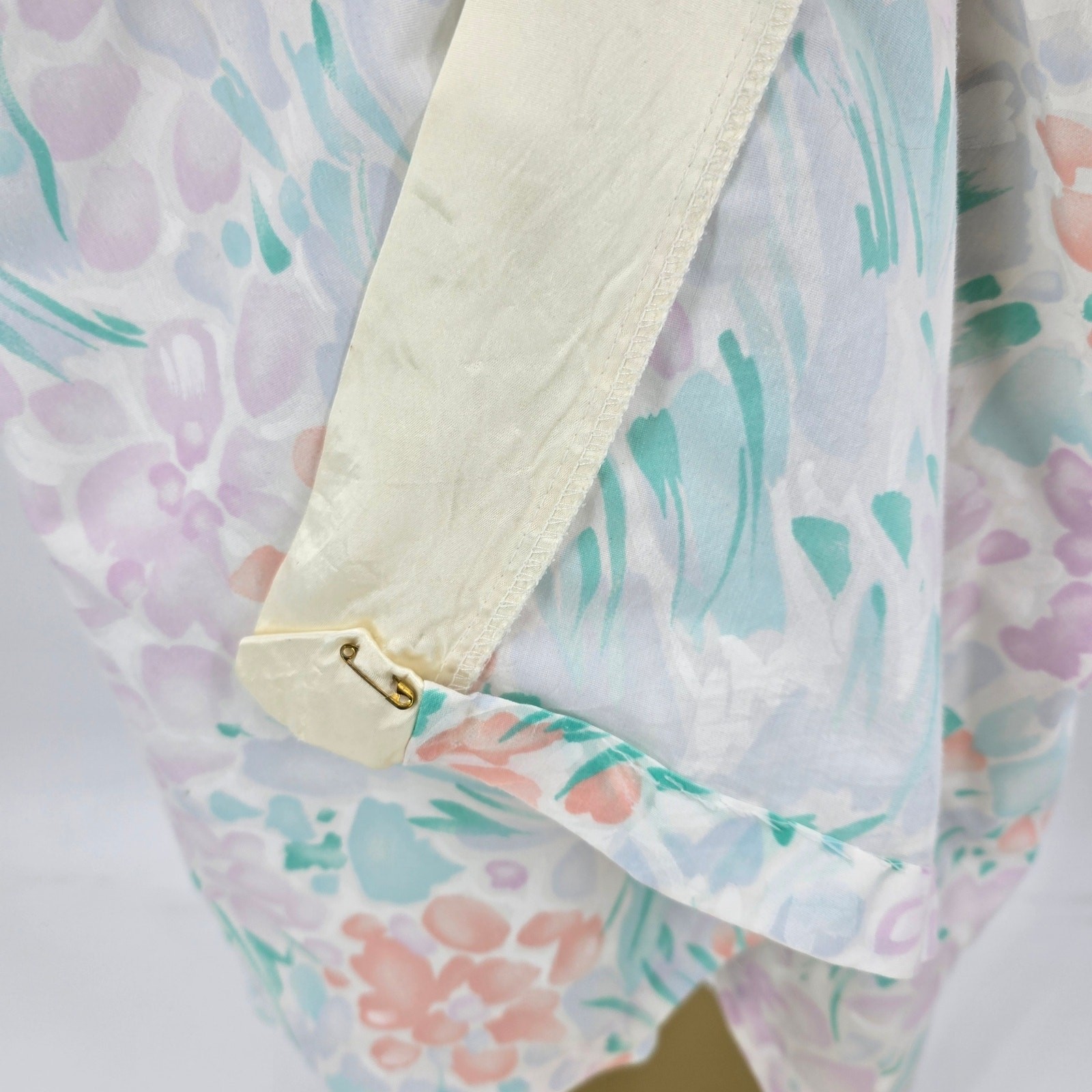 Vintage 1980s Appel Pastel Floral Satin Trim Robe — Made in USA (Size Large)