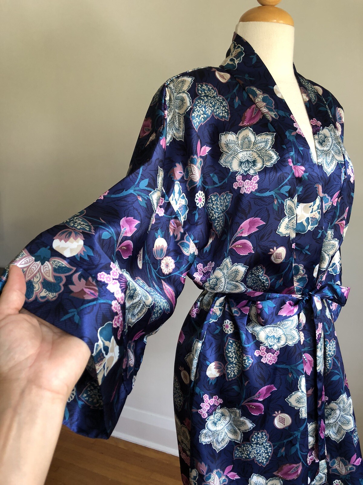 STUNNING VTG CALIFORNIA DYNASTY Blue Floral Silky Satin Robe Dressing Gown S/M