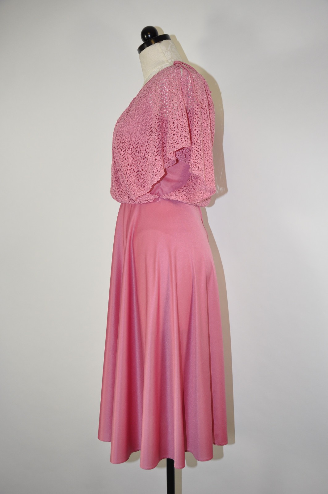 70s Vintage Pink Poly Jersey Eyelet Lace Draped Batwing Sleeve Boho Cape Dress S