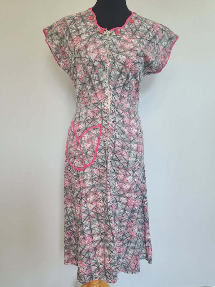 Vintage 1940s Pink and Gray Print Zipper Front Dress (B-36.5″ W-28) House Dress