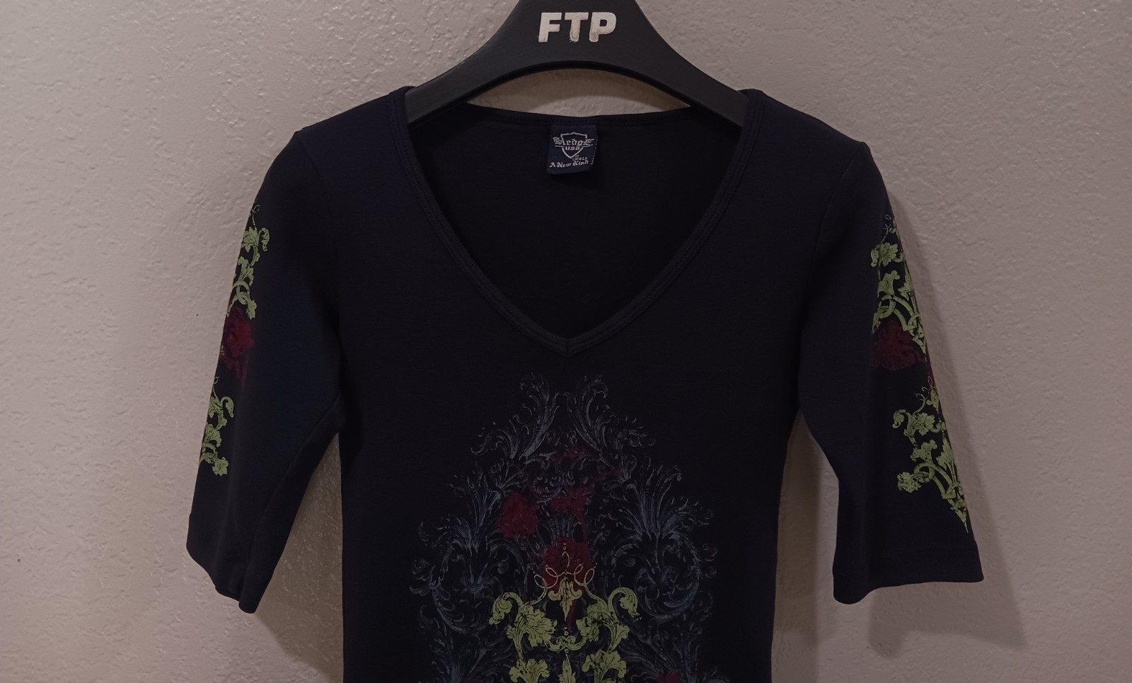 Sledge USA „Damask” Vintage 2000s Women’s 3/4 Sleeve V-Neck Long Sleeve T-Shirt