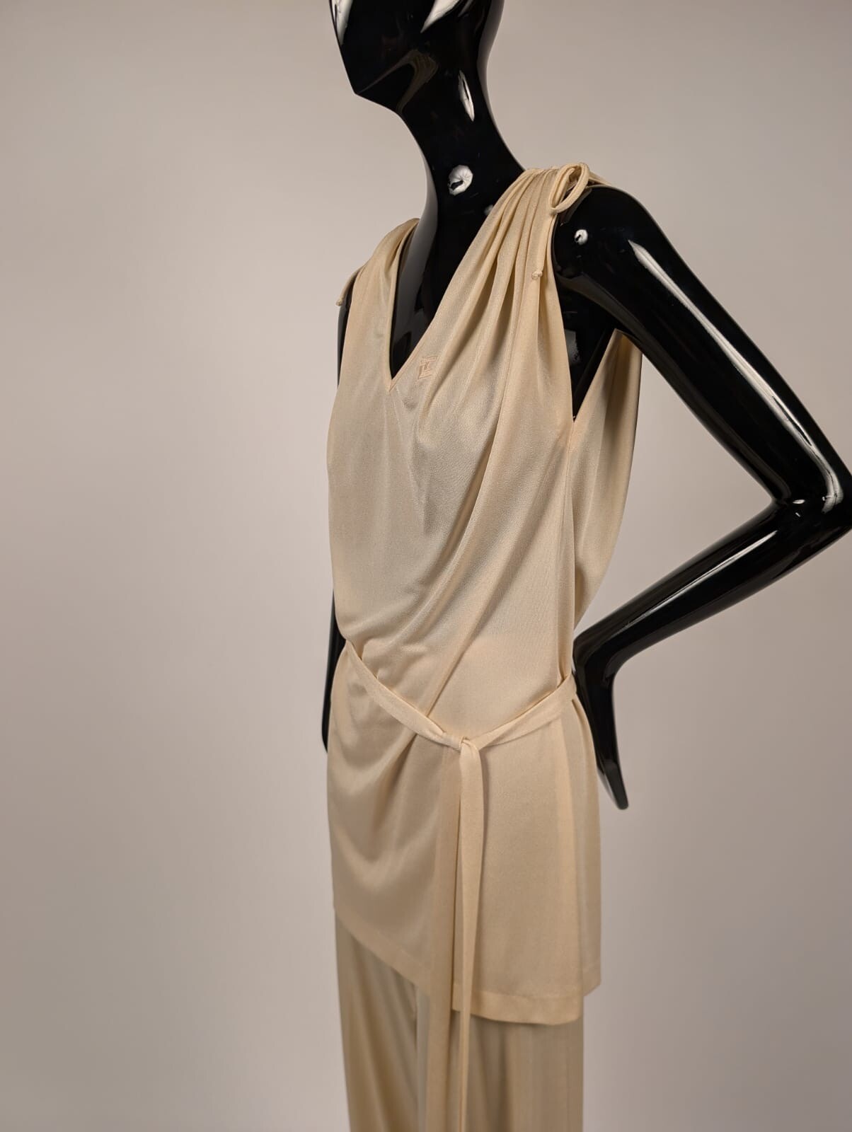 VINTAGE DESIGNER TED LAPIDUS IVORY 2 PC LOUNGING SUIT W BOWS + BELT