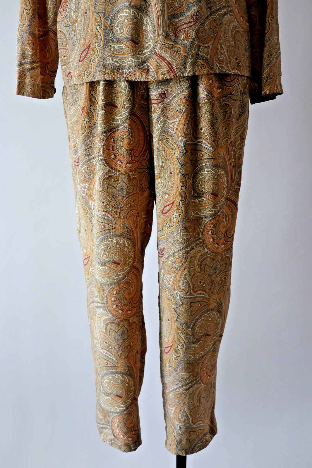 1990s Vintage Tan Beige Paisley Silk Minimalist Top Pants Two Piece Set Suit S M