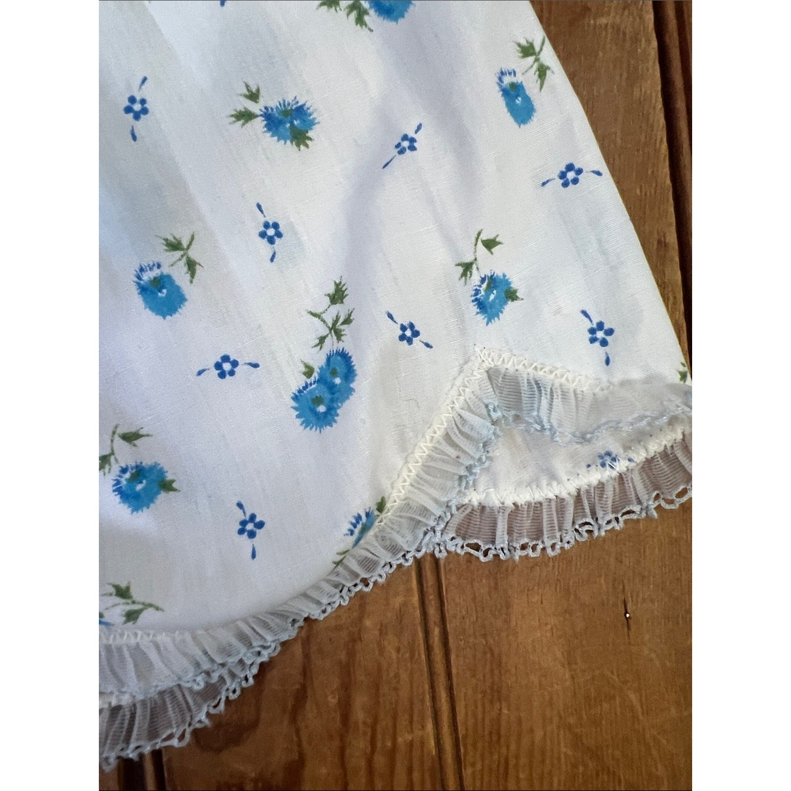 Vintage 1960s mini slip skirt. Off white blue floral scallop edging EUC