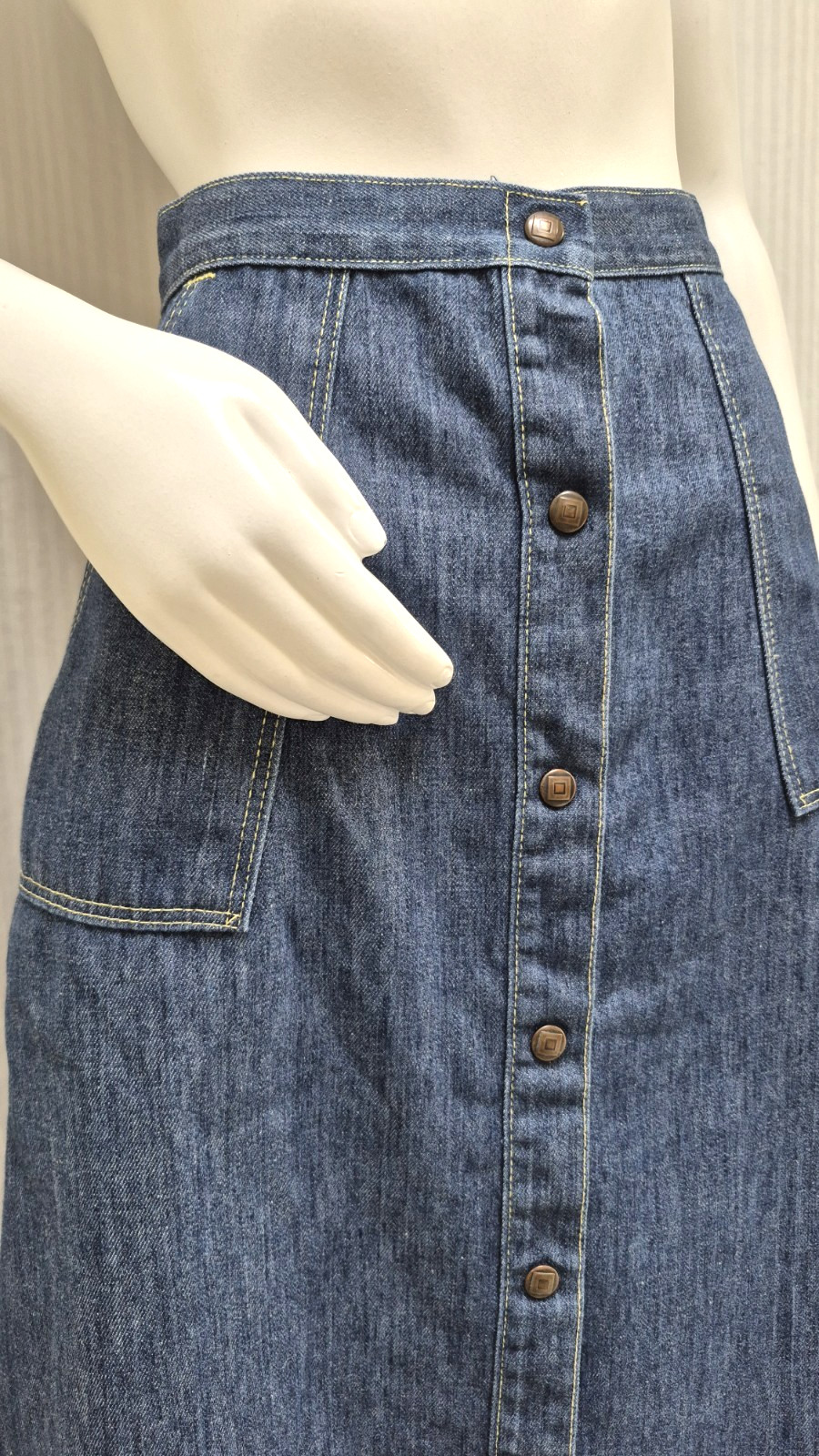 Vintage 70s Denim Pocket A-line Knee Length Snap Front Skirt – Waist 25 inches