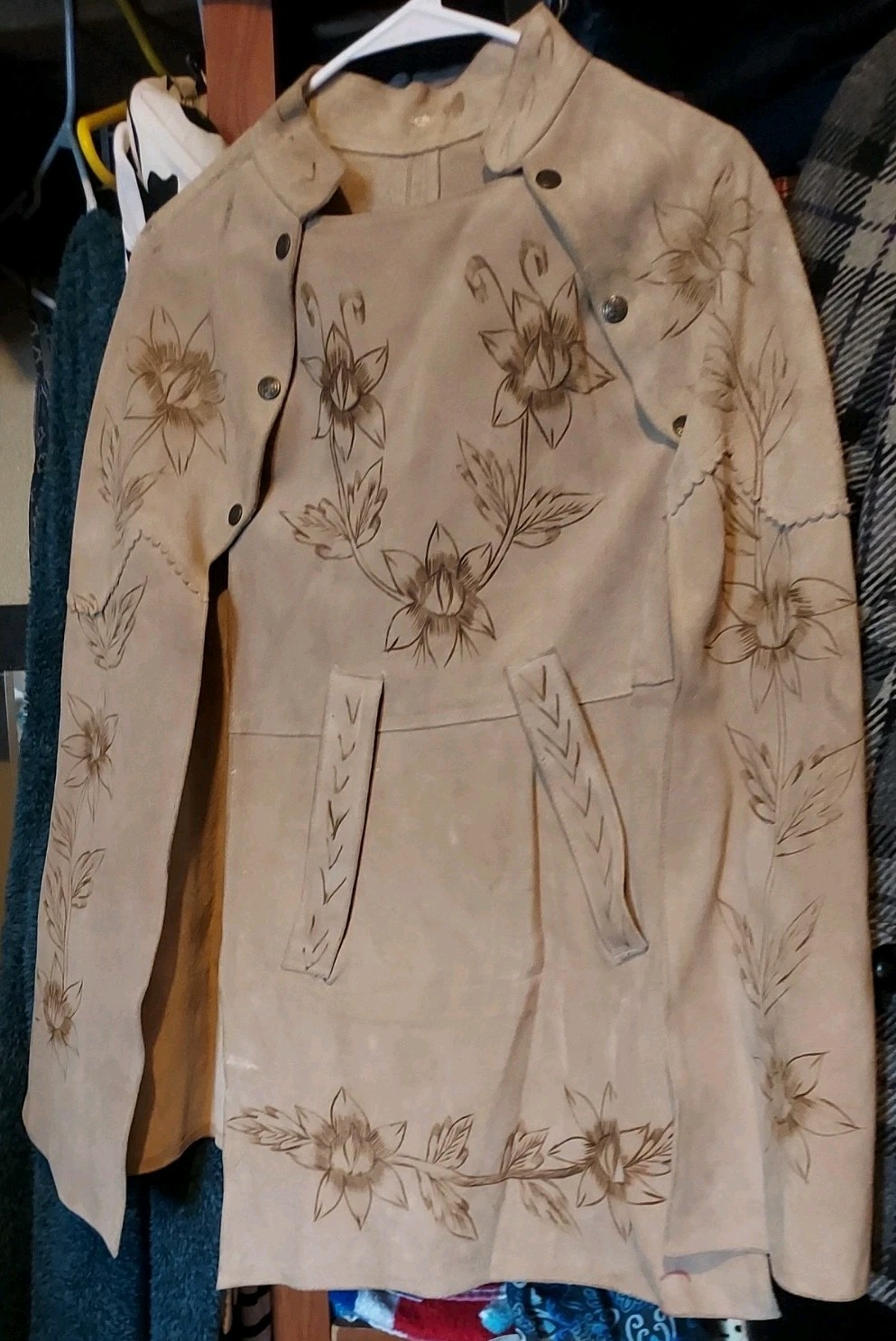 70’s Vintage Suede Floral Cape Capelet Floral Appliqué Hippy Chic Boho