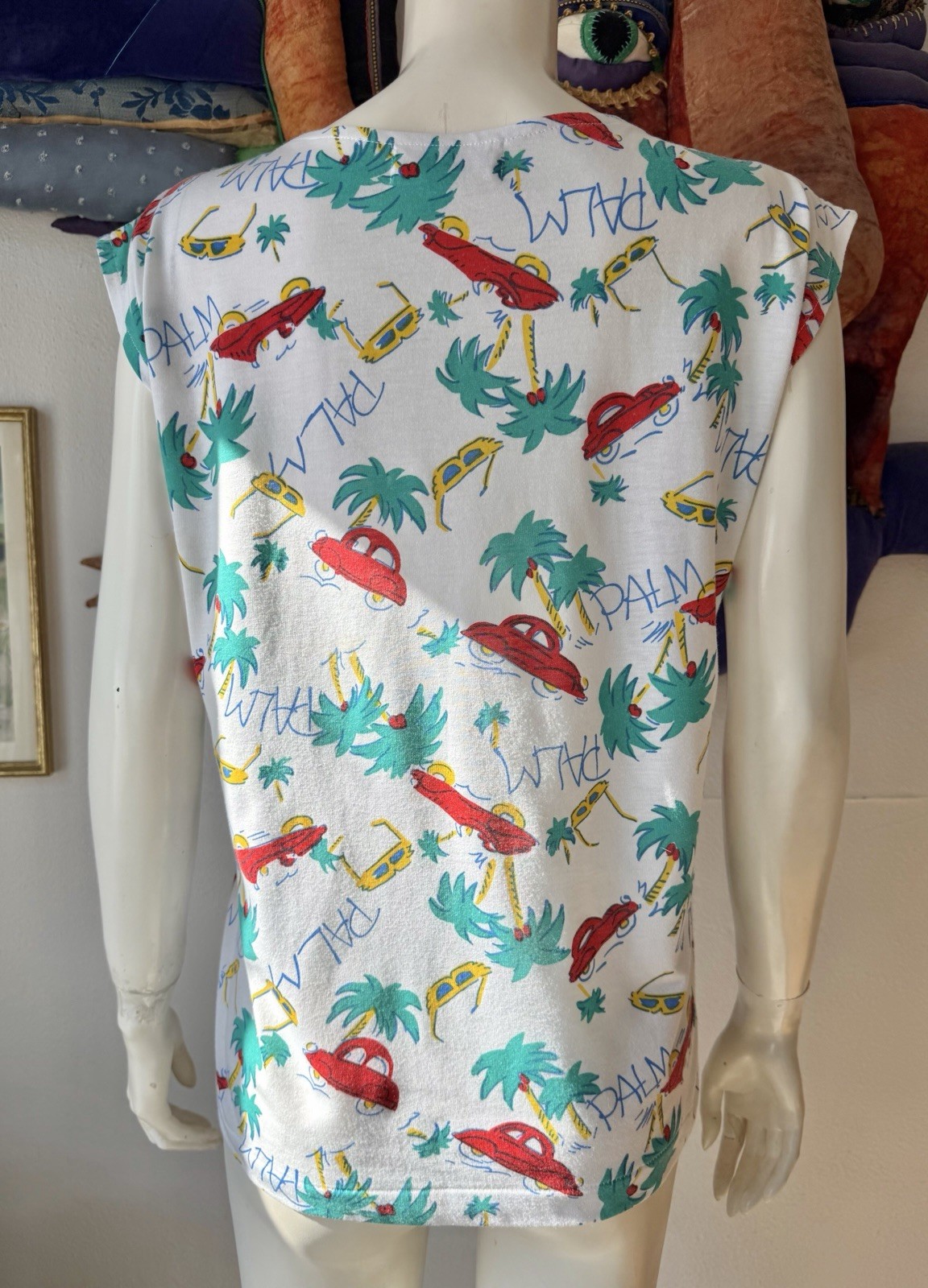 Vintage 80’s NOVELTY BEACH SHIRT Tee Palm Trees Sunglasses Cap Sleeve Hey Doll!