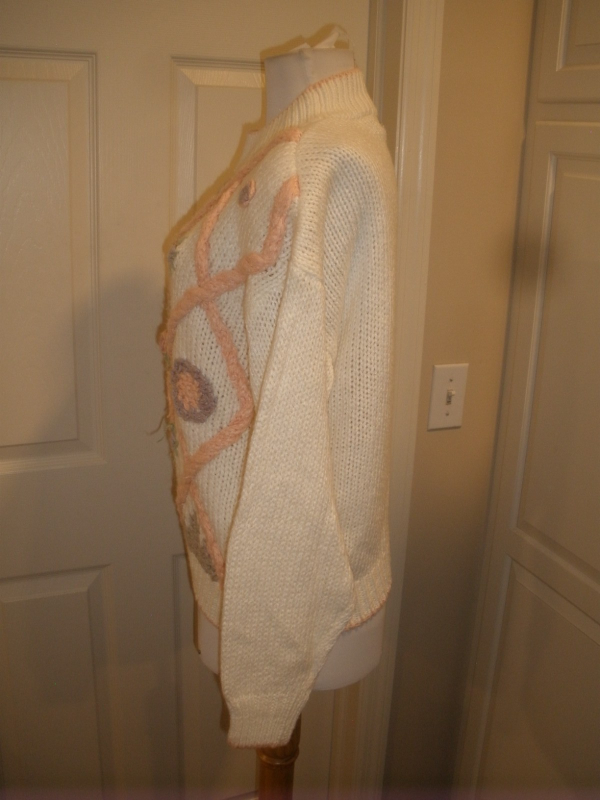 Vtg Women’s Long Sleeve Sweater Top American Weekend L White w/floral design (10