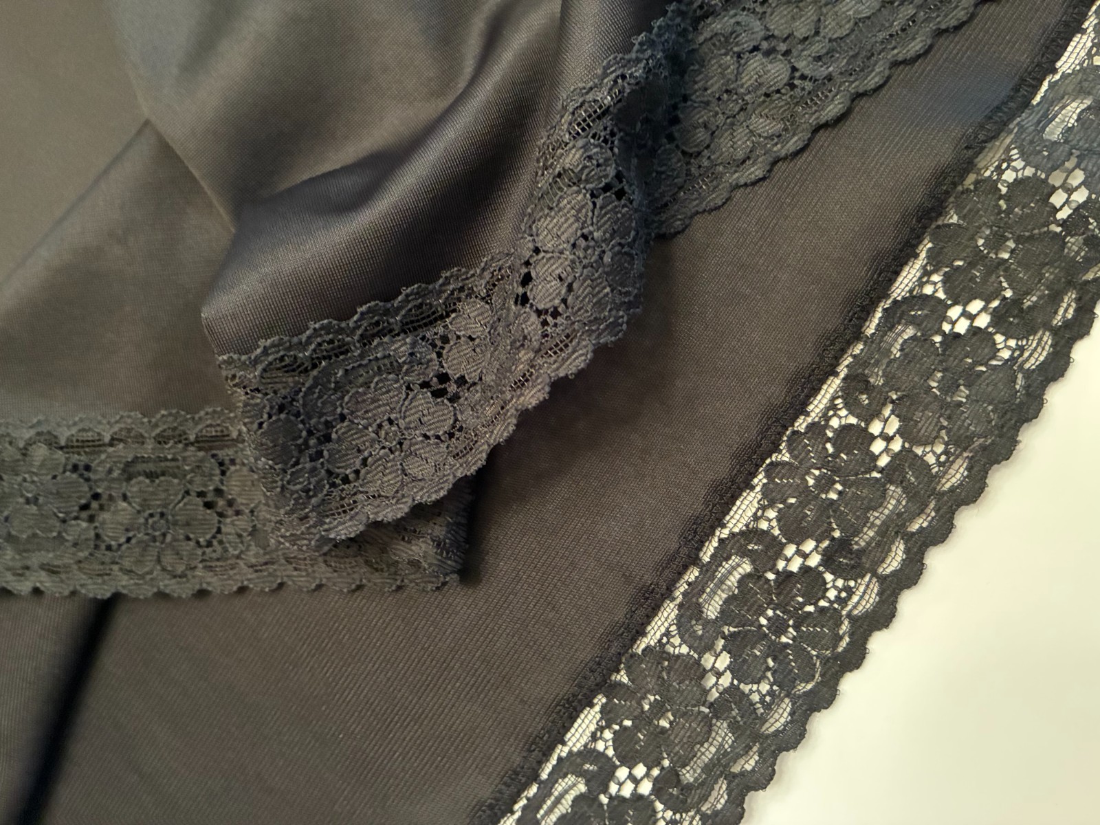 Vintage BLACK LACE FULL SLIP Size 32 Small XS Nylon Sultry Goth Vamp Femme Vixen
