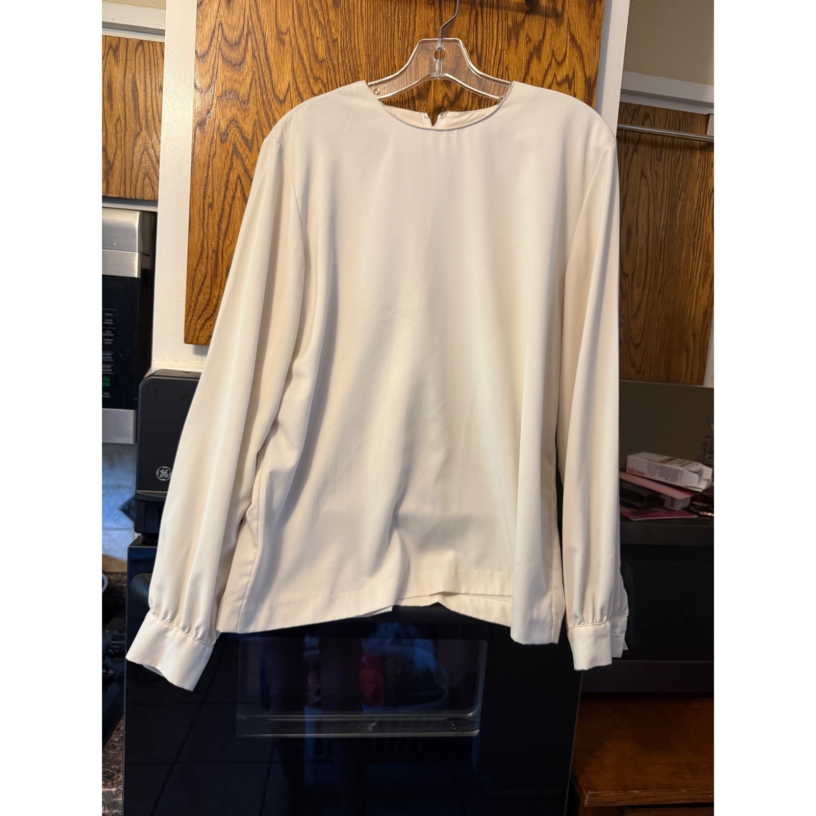 Lynn & Co Vintage Cream Long Sleeve Blouse Back Zipper Button Cuff Top Size 12