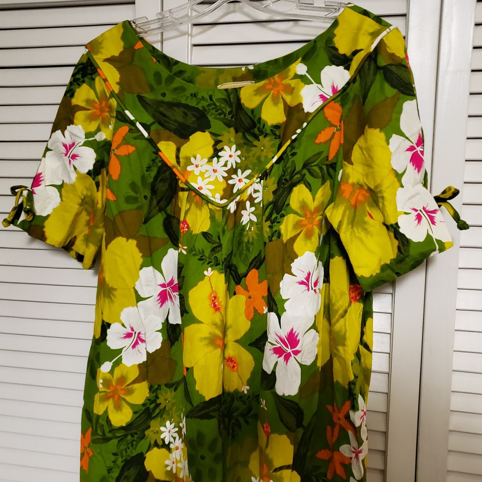 Vintage REEF Hawaii Dress 60s Bark Cloth Green Floral Pleats Muumuu 44″ Bust EUC