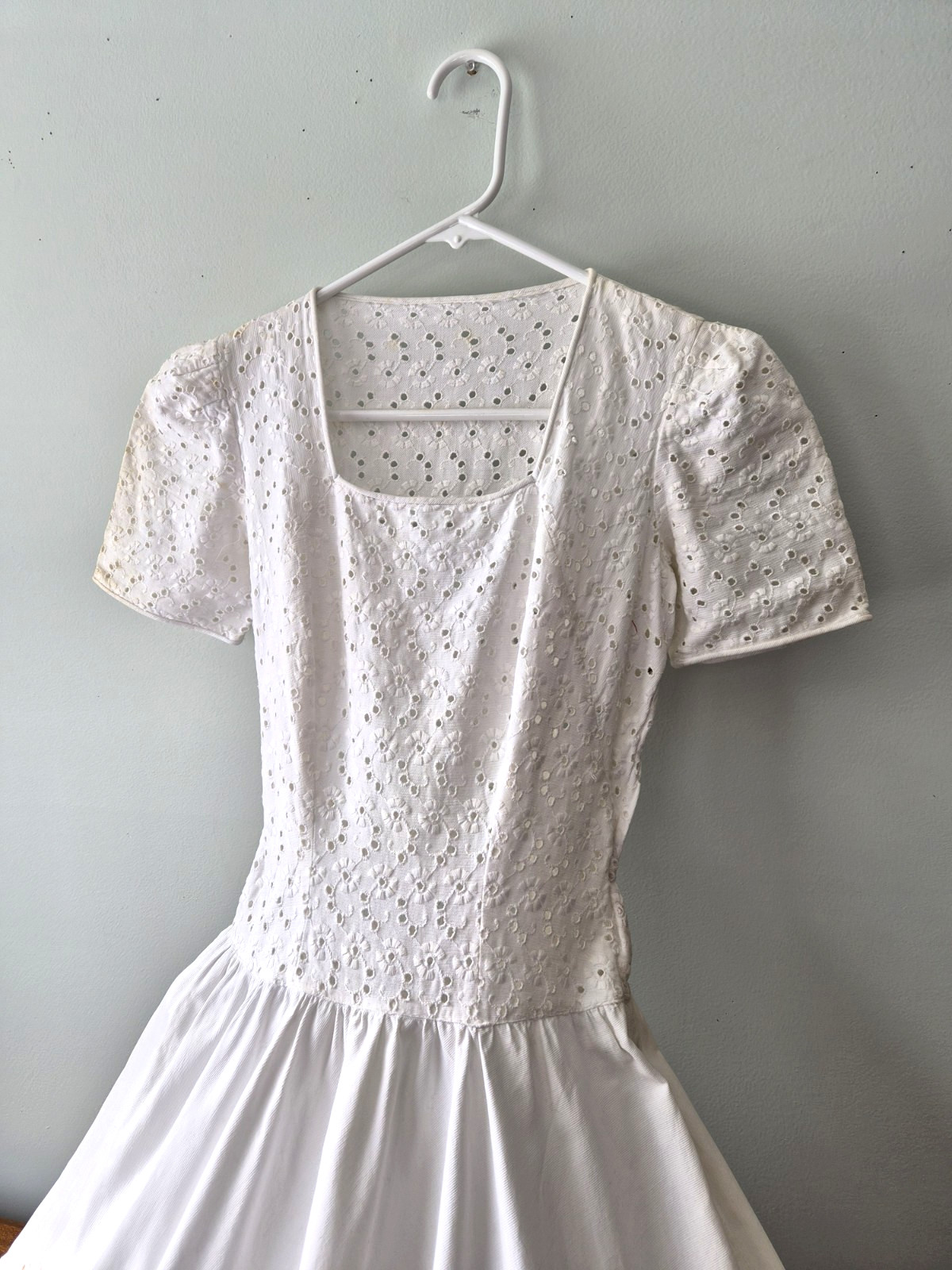 Vintage Women’s 1940s-50’s Side Zipper Cotton Eyelet Dress XS, Sweeping Skirt