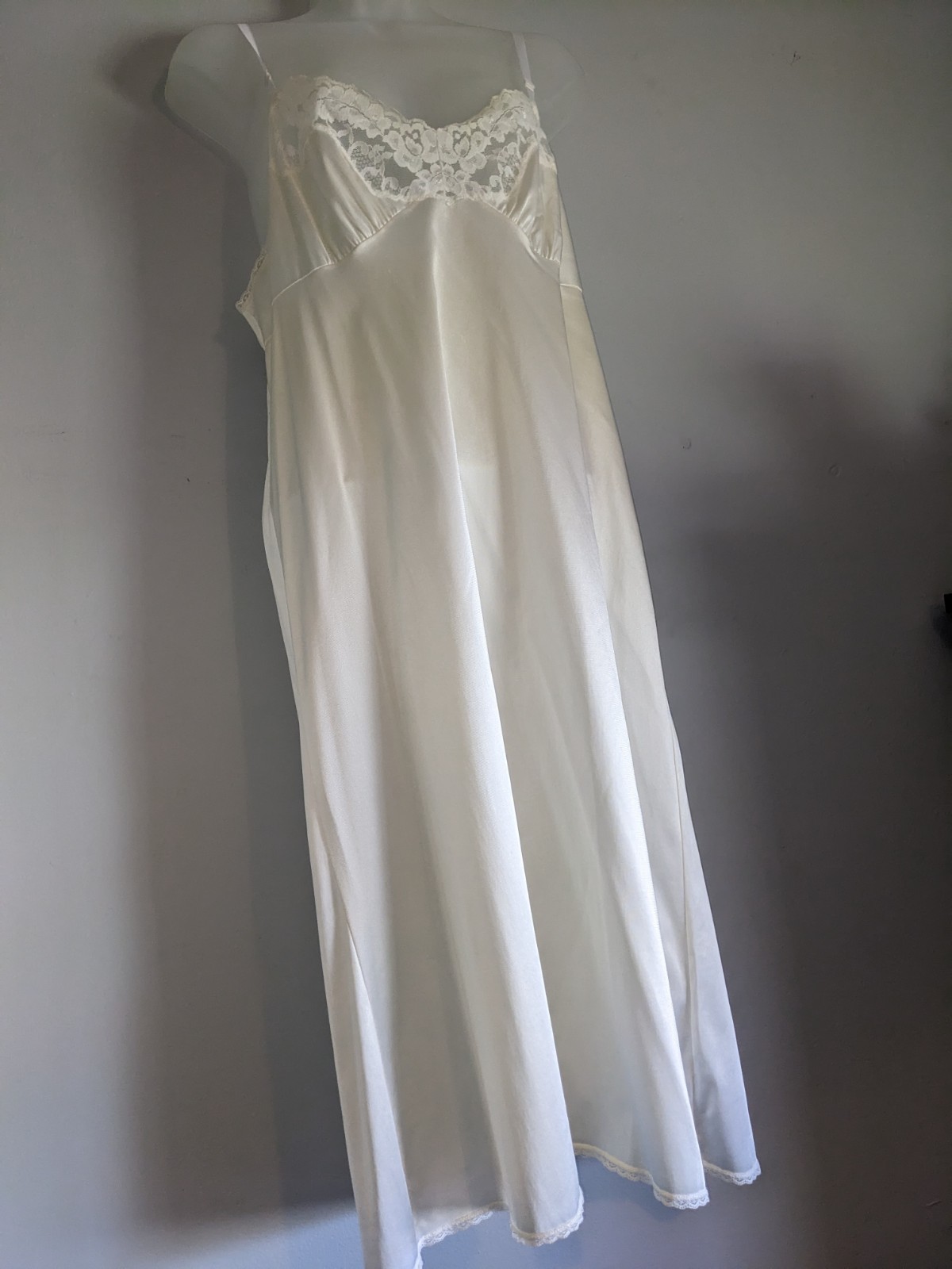 VASSARETTE VINTAGE WOMENS NYLON LACE TRIM SLIP LINGERIE IVORY UNDERGARMENT SZ 38