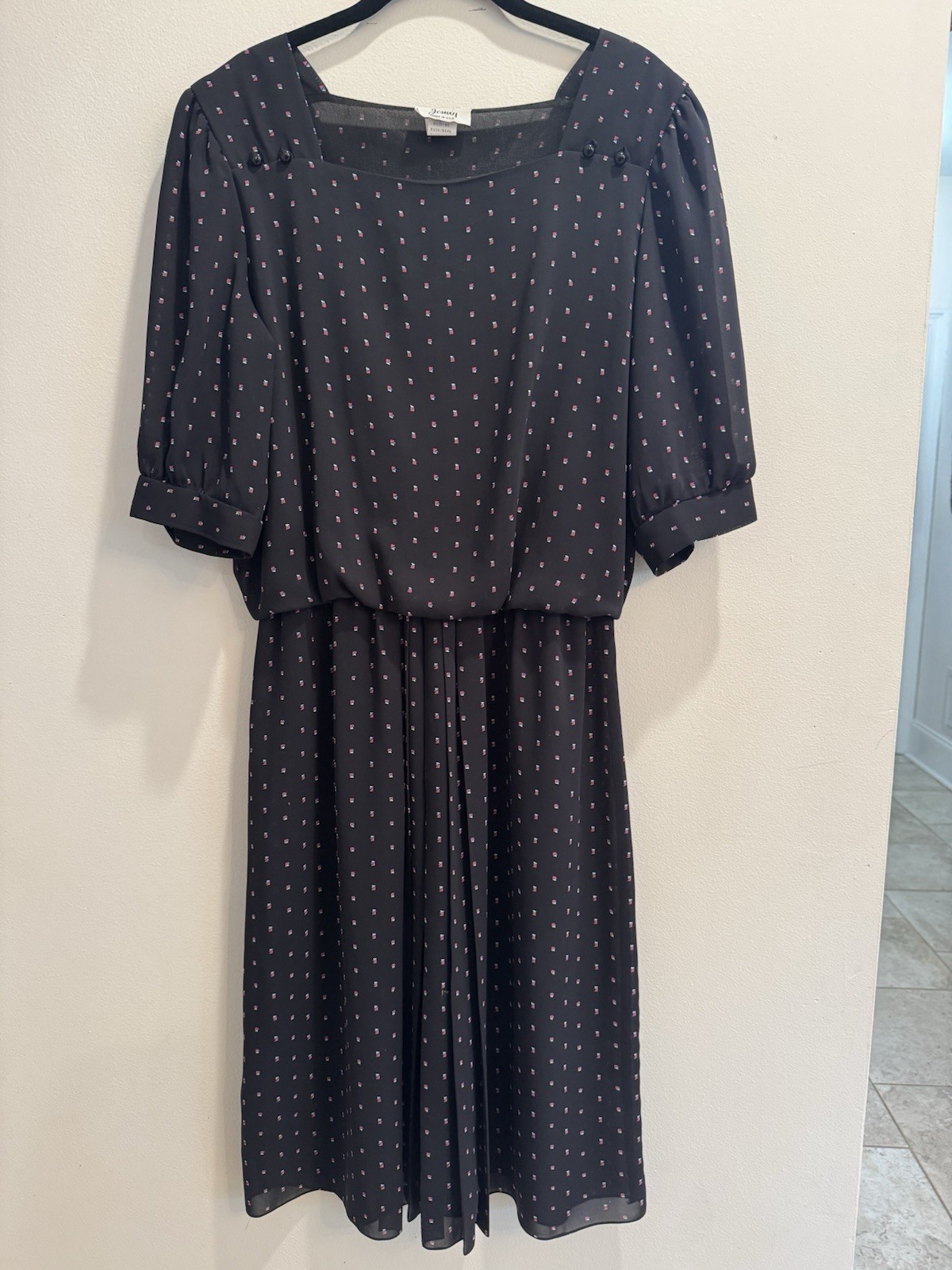 VTG 1980s Short Sleeve Midi Normcore Dress Black With Small Geo Print Secretary