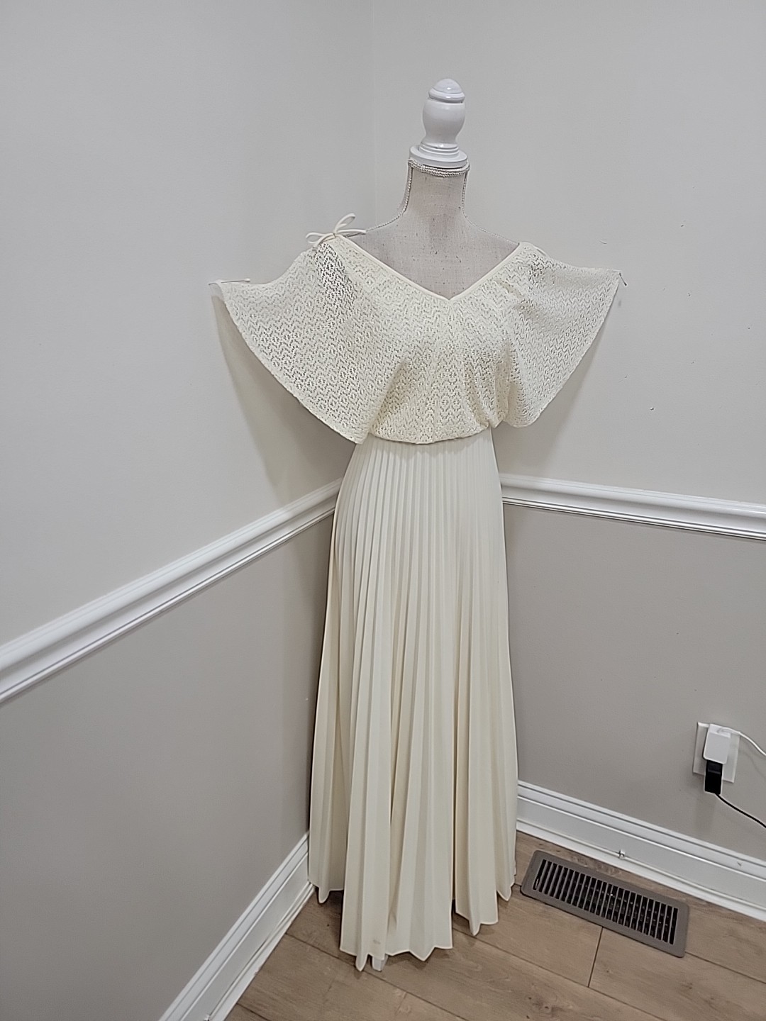 VTG HOSTESS/Ivory/Empire Waist/PLEATED/Wedding Beach DRESS/Cape Sleeve