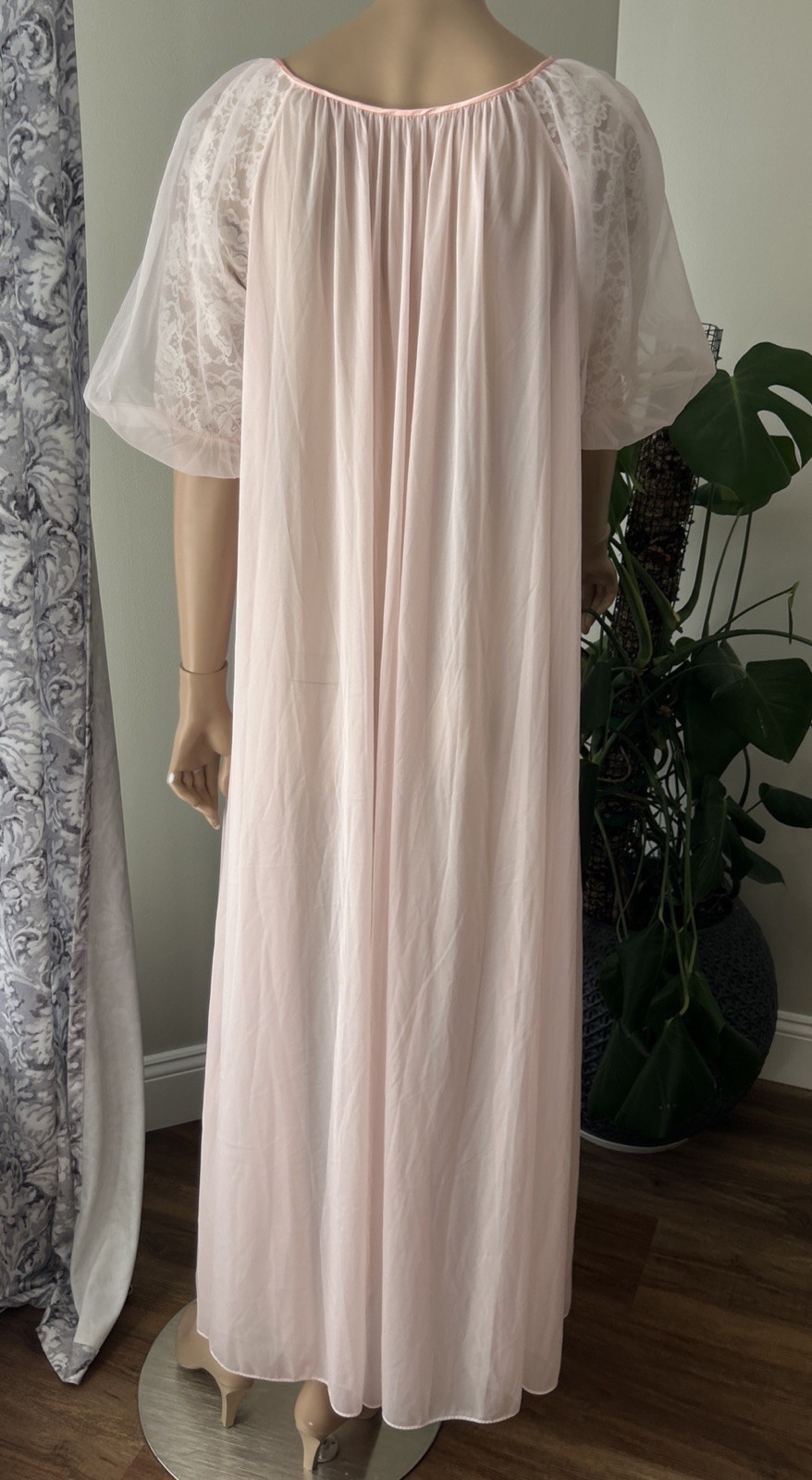 Vtg Vanity Fair Nylon Pink Peignoir Robe Chiffon Lace Puffy Sleeves Sz 34