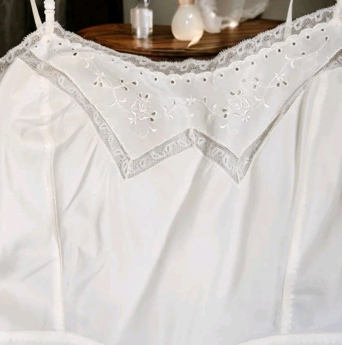 Vintage 1950s Barbizon Full Length Petticoat Lace Accent Side Zip Miss 18 (36 B)