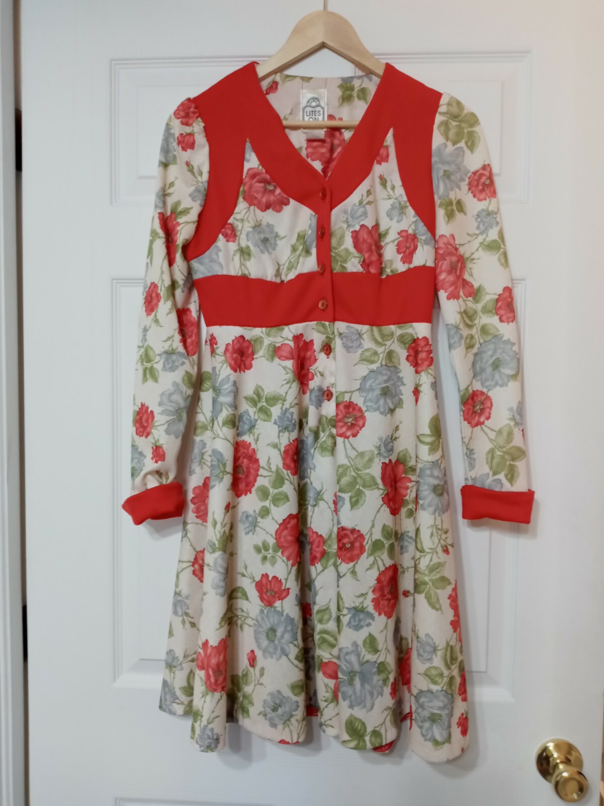 Vintage Lites On Dress size 9 100% polyester