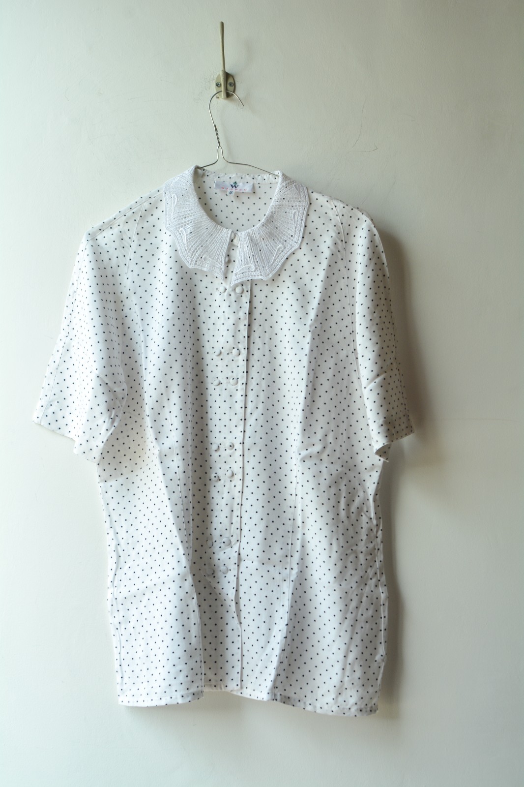 133 Vintage Coat of Arms Pea Lace Collar Blouse