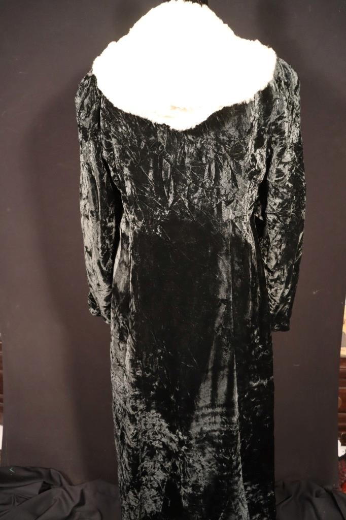 Vintage 1940’s Long Black Velvet Coat Ermine Fur Collar Size Medium VG Condition