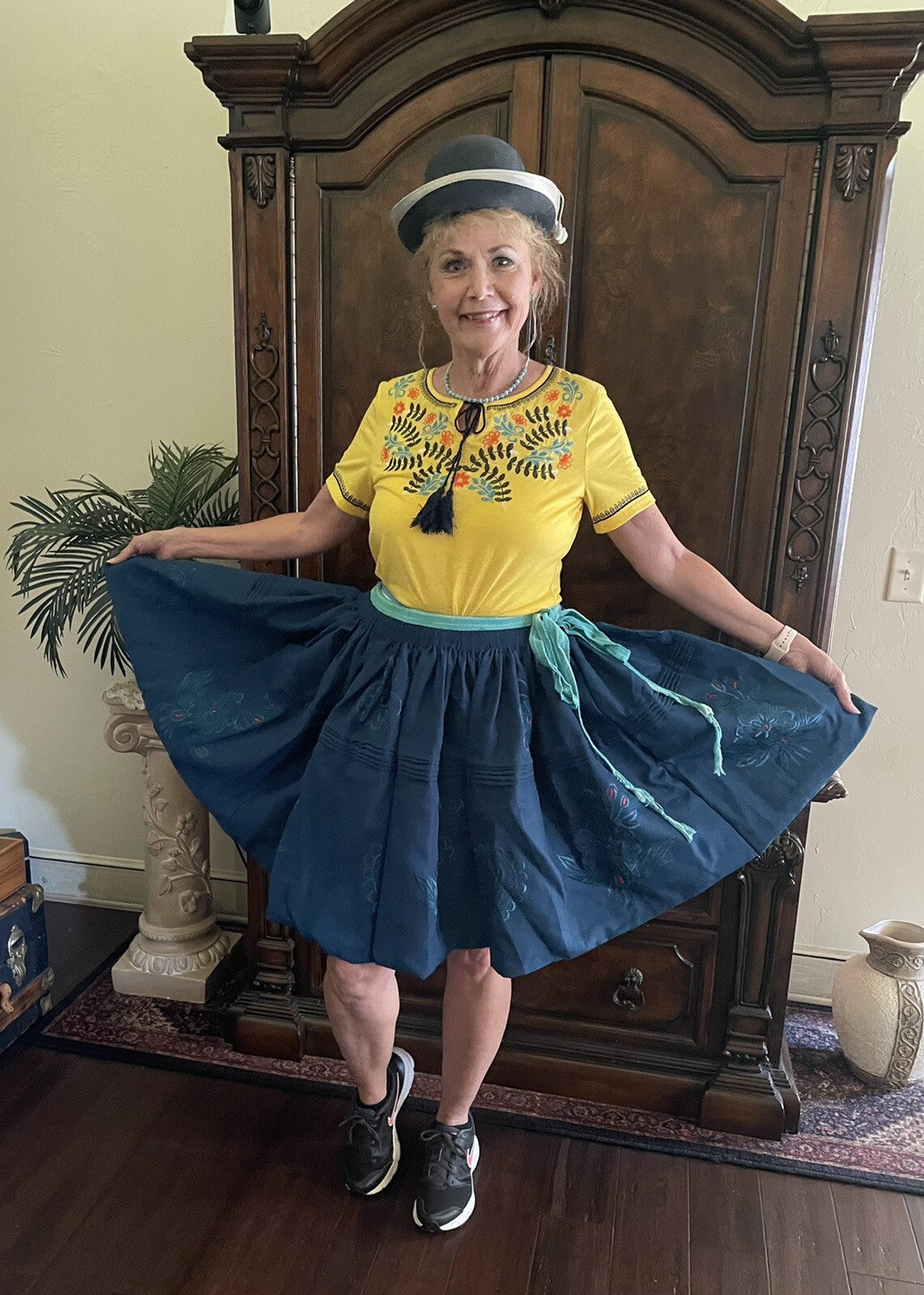 ✅Vtg 1980s Bolivia South America Women ONE SIZE Blue Embroidered Skirt Hat Slips
