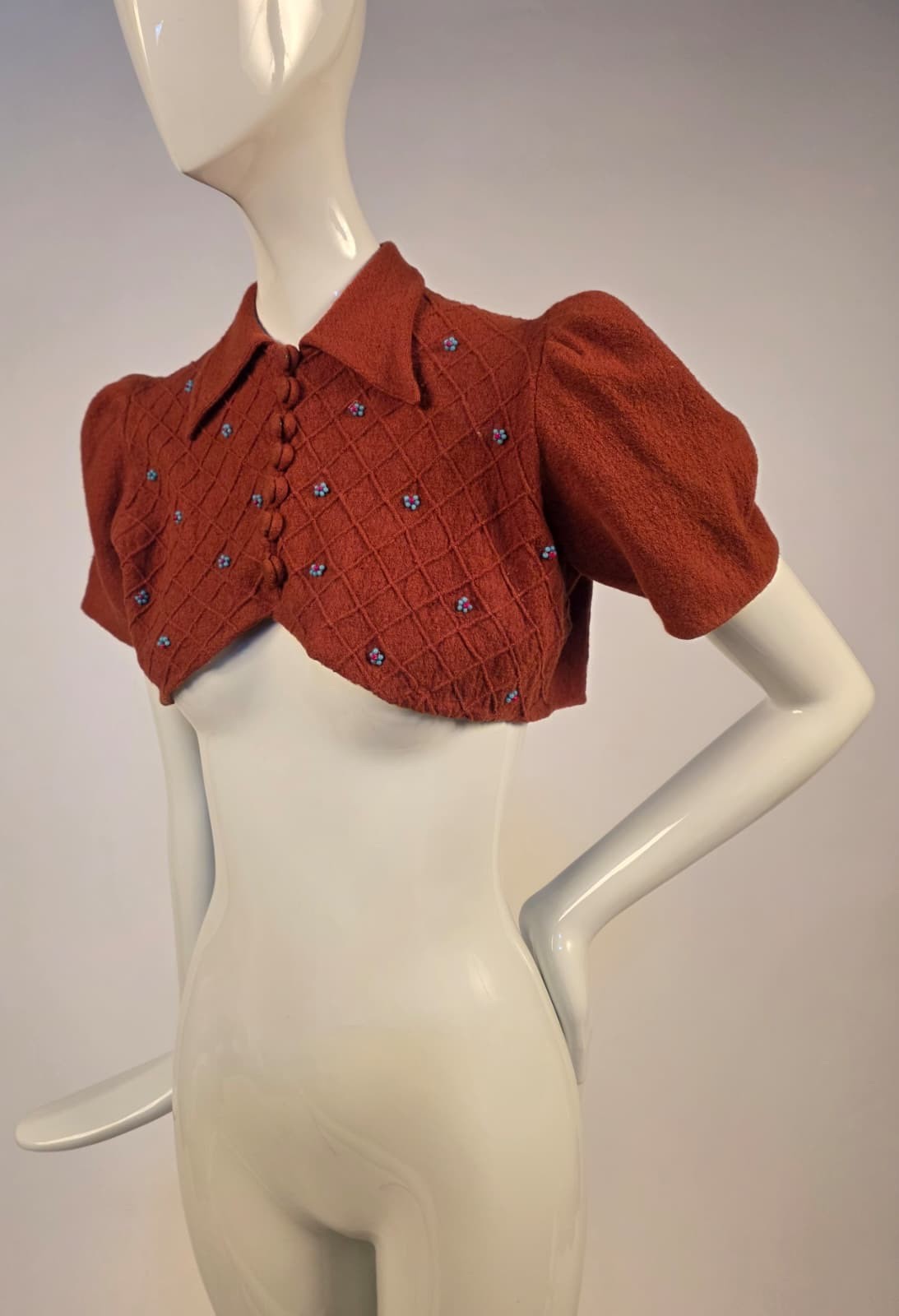 ANTIQUE LATE 1930’S CROP TOP WITH SELF COVERED BUTTONS & BEADED FLORALS