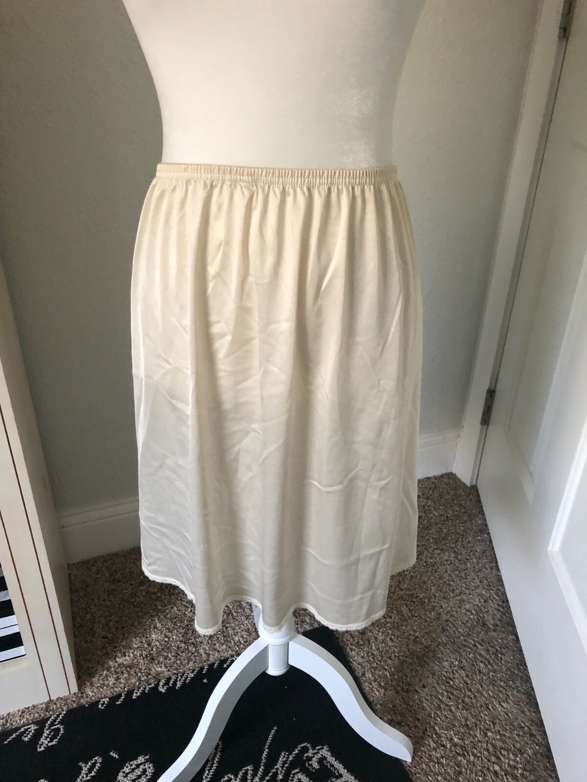 VTG VANITY FAIR USA M Ivory Nylon Lace Slit 22″ HALF SLIP Retro SILKY Unworn
