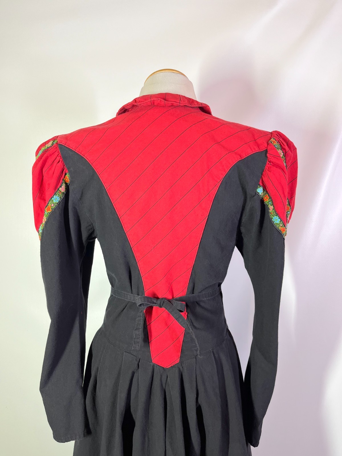 Vintage 1980s MENU Size 8 Western Style Dress V-Waist Puffed Sleeves *Flaw