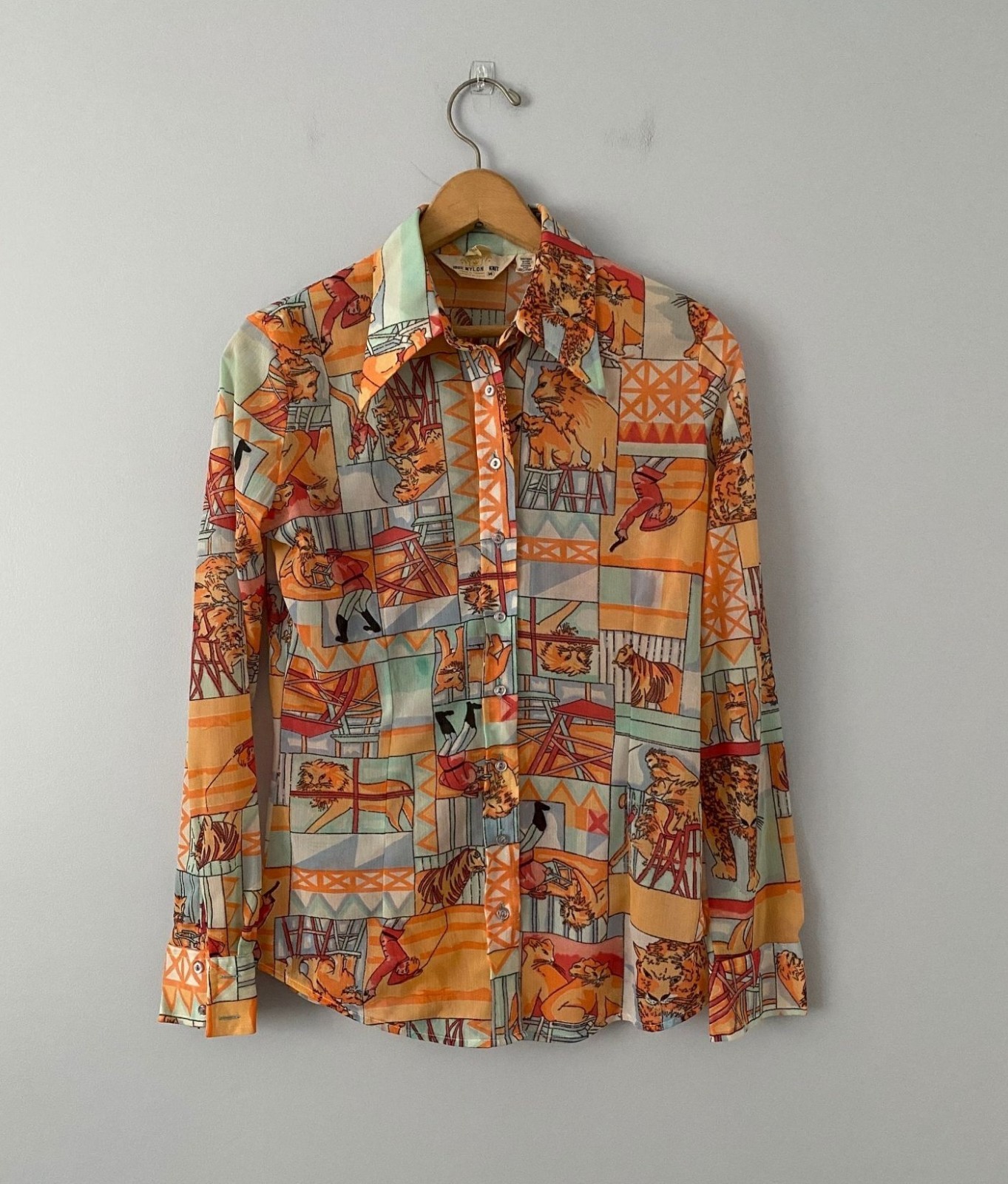 Vintage Lion Tamer Circus Theme Women’s Size S/M Novelty Print Button Down Shirt