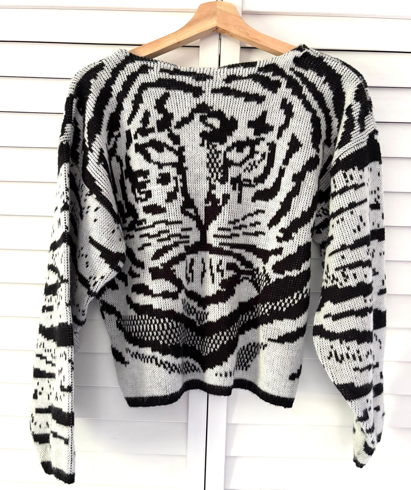Vintage 80’s Black and White Tiger Cat Sweater, Sz L, Fantastico NY FLAWLESS