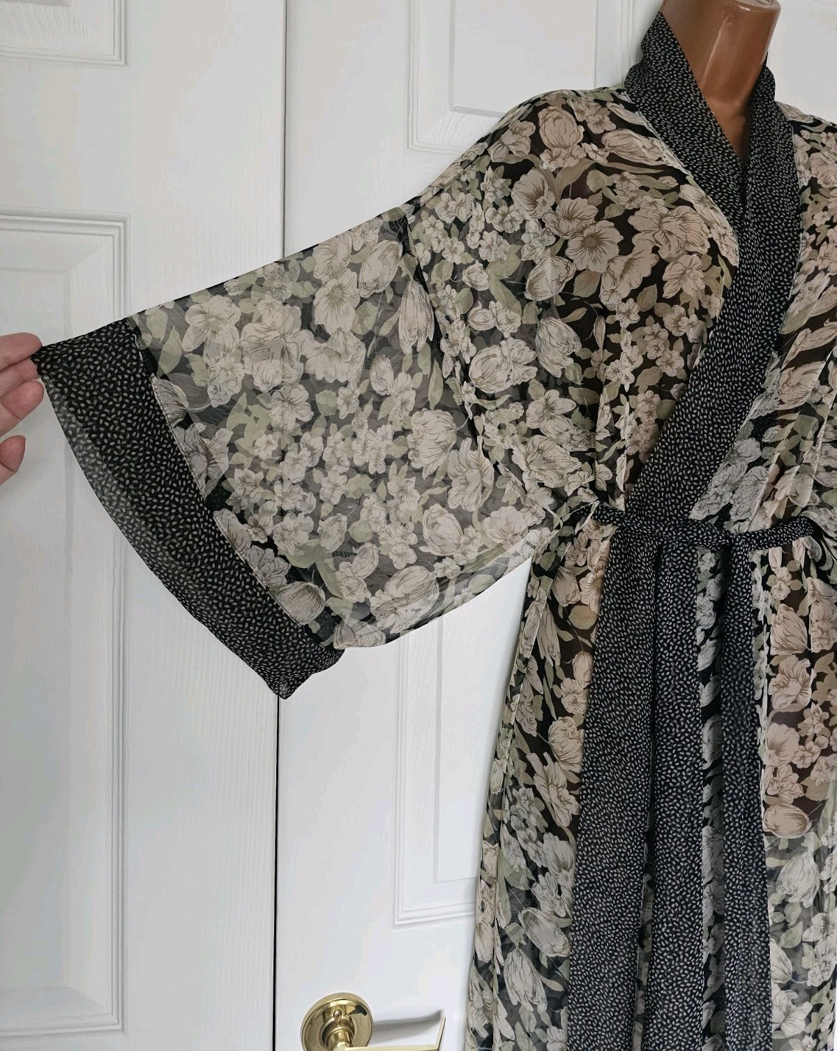 Vintage The Jessica Lynn Collection Floral Chiffon Oversized Robe. Size M