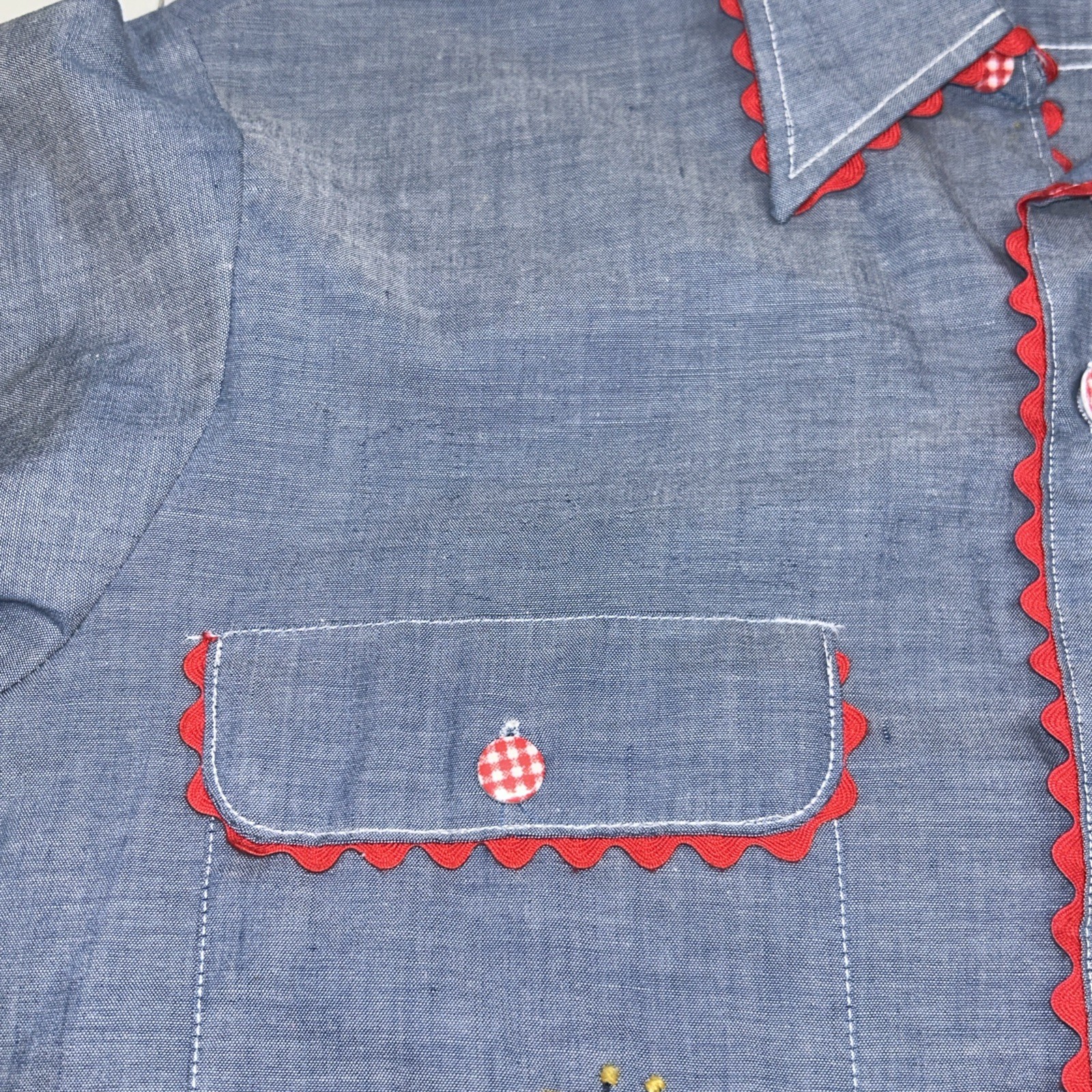 VTG Chambray Hand Embroidered Shirt Blue Floral Bee Holly Hobby Big Mac Med E4