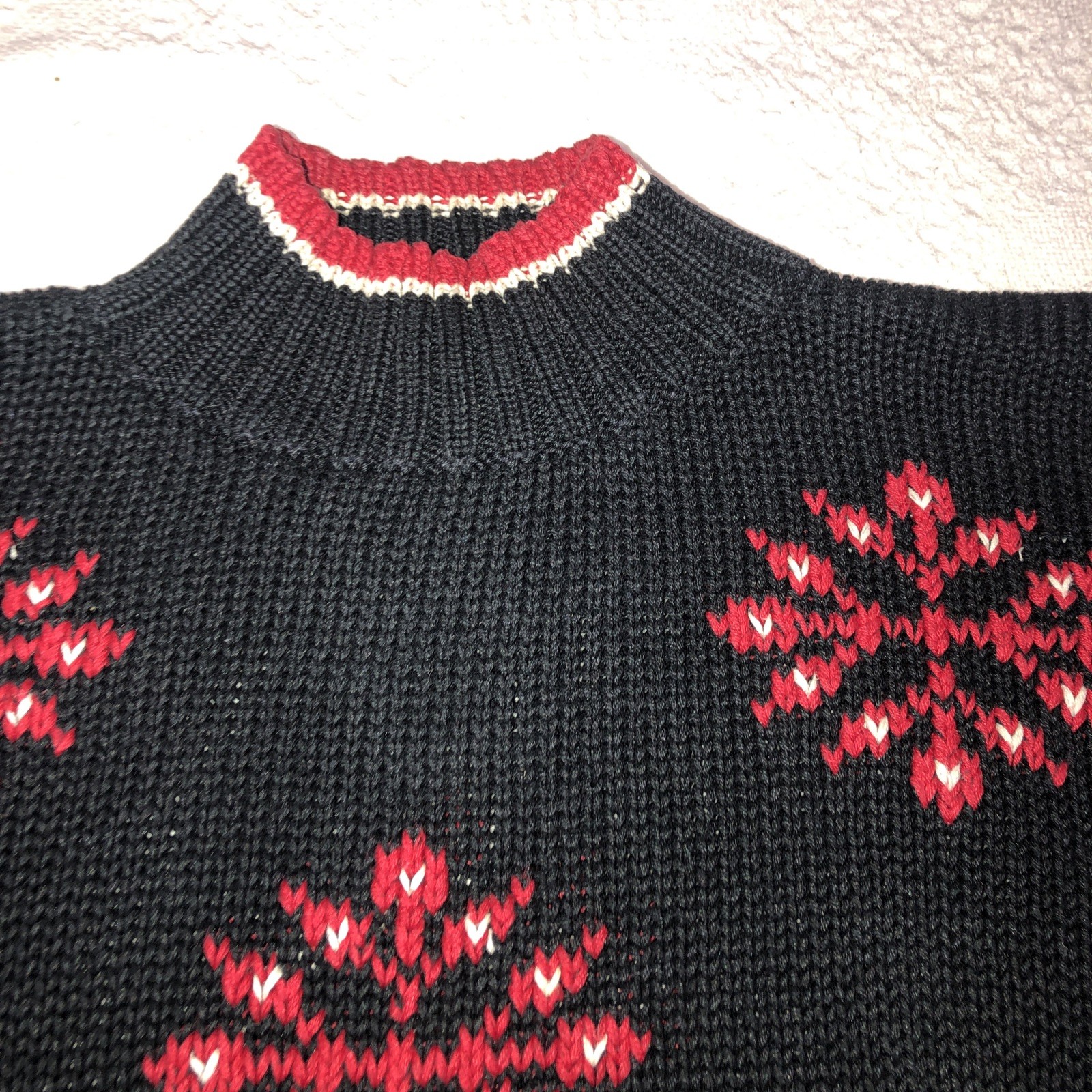 VINTAGE Best American Clothing Co Sweater Women L Black/Red Snowflakes