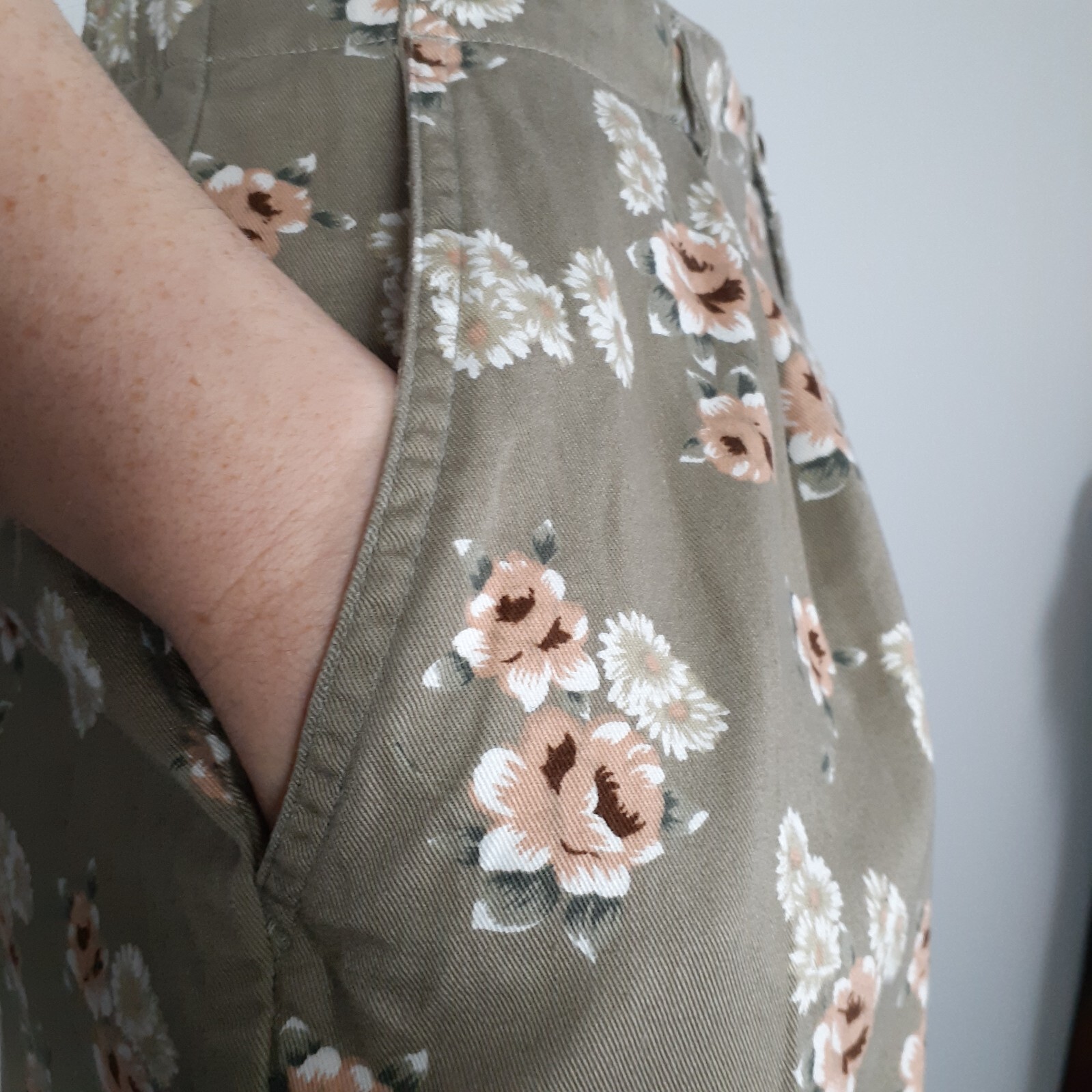 90’s Vintage Floral Shorts by Northwest Blue Size 8 Pleat Front Shorts