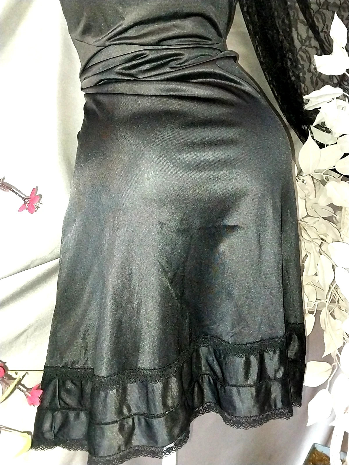 VTG SILKY NYLON CAKE LAYER DRESS SLIP NIGHTGOWN LACY PINCH PLEAT BODICE S SHIMR