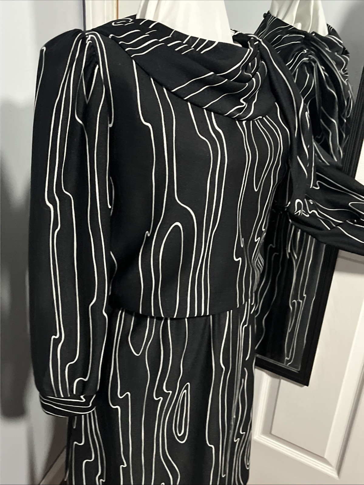 VINTAGE TJUNIORS FABULOUS BLACK WHITE DRESS ABSTRACT 8/10
