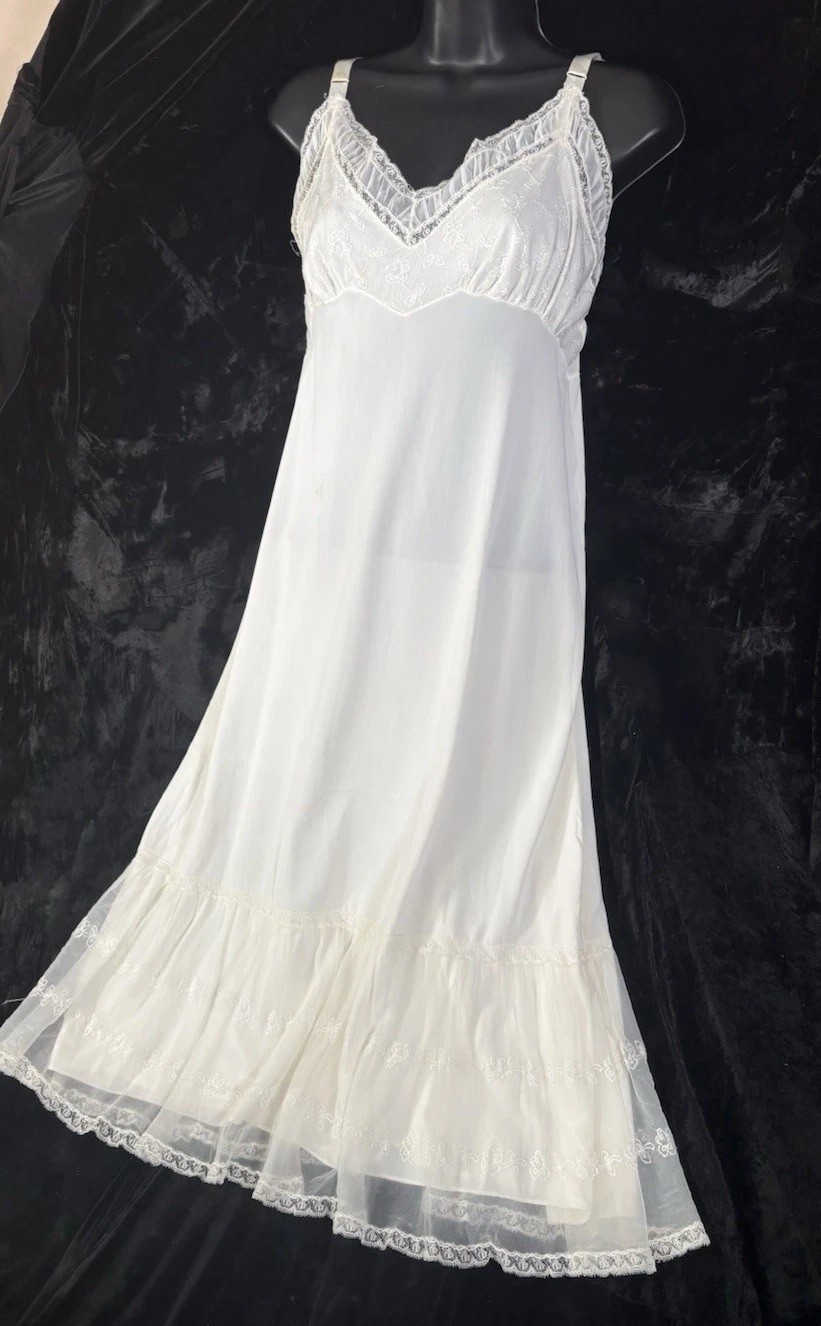 Vintage WHITE FULL SLIP DRESS Nylon 1950’s Pin Tucks Marilyn Monroe Sz S-M *