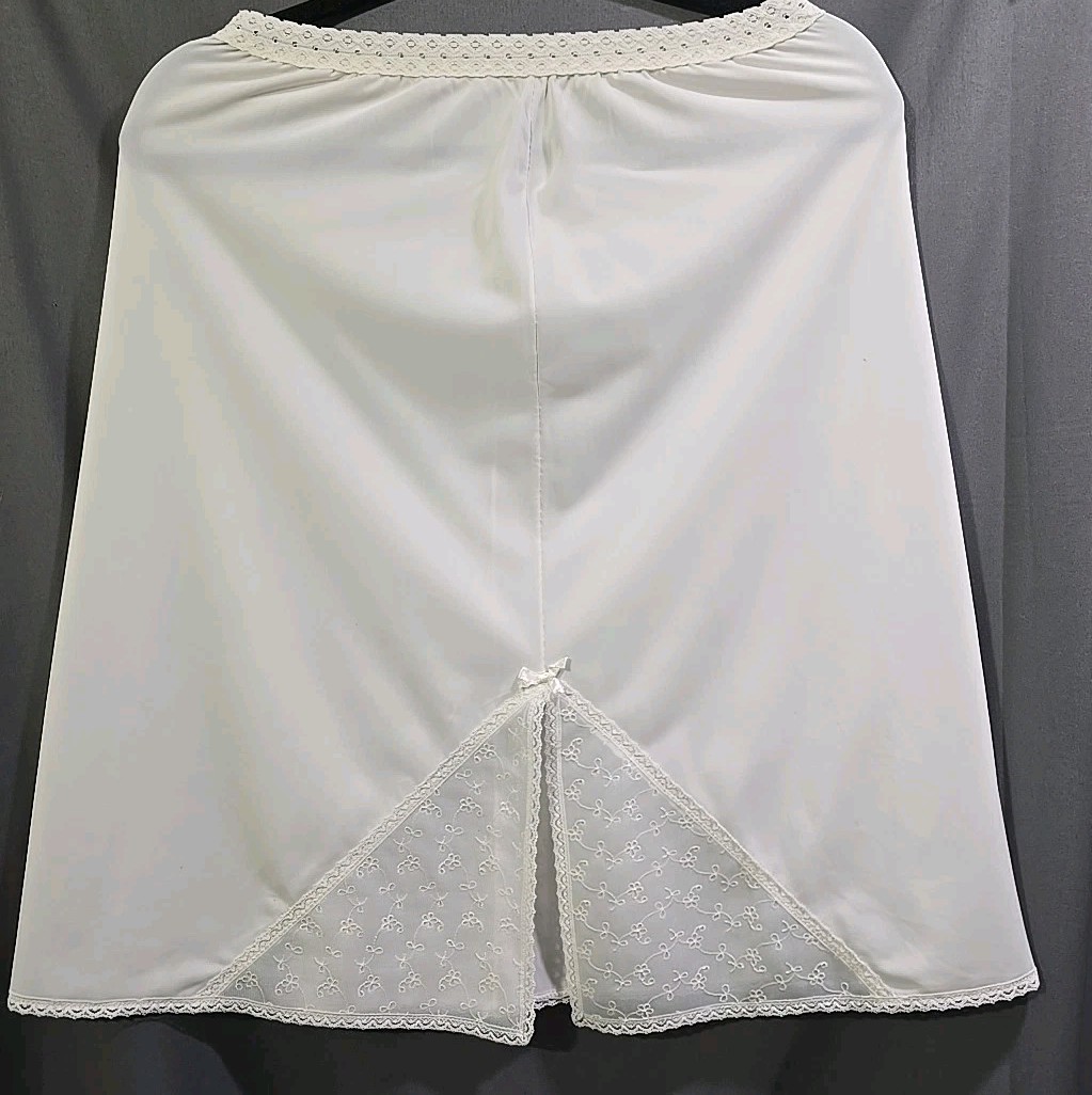 Half Slip Supple Sofr Vintage Nylon Lacy Lace Waistband 26″-32″ Length 25″