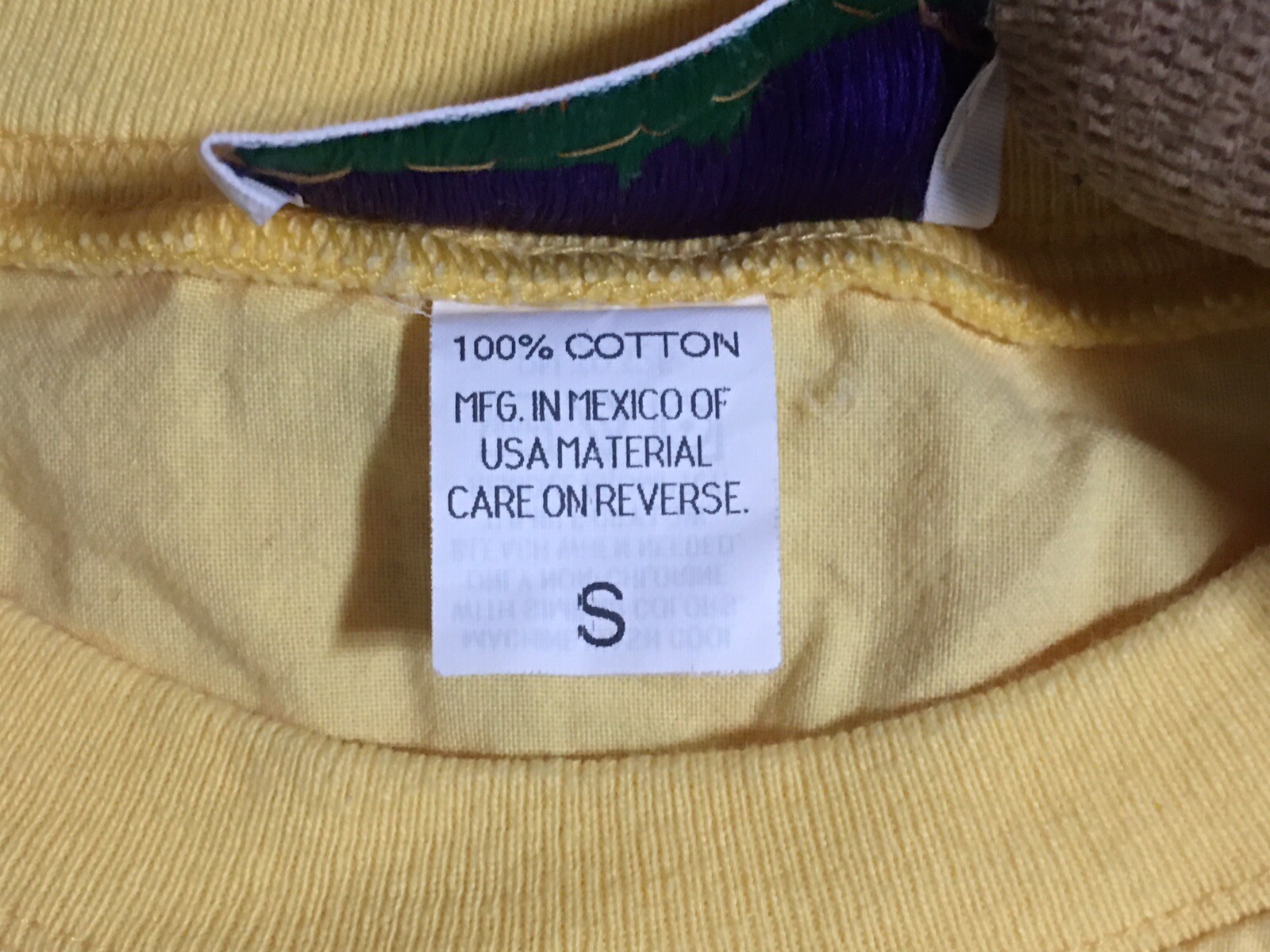 Vintage 1990’s SK Sport Yellow Surfing Beach T-shirt Men’s Sz Small Umbrellas