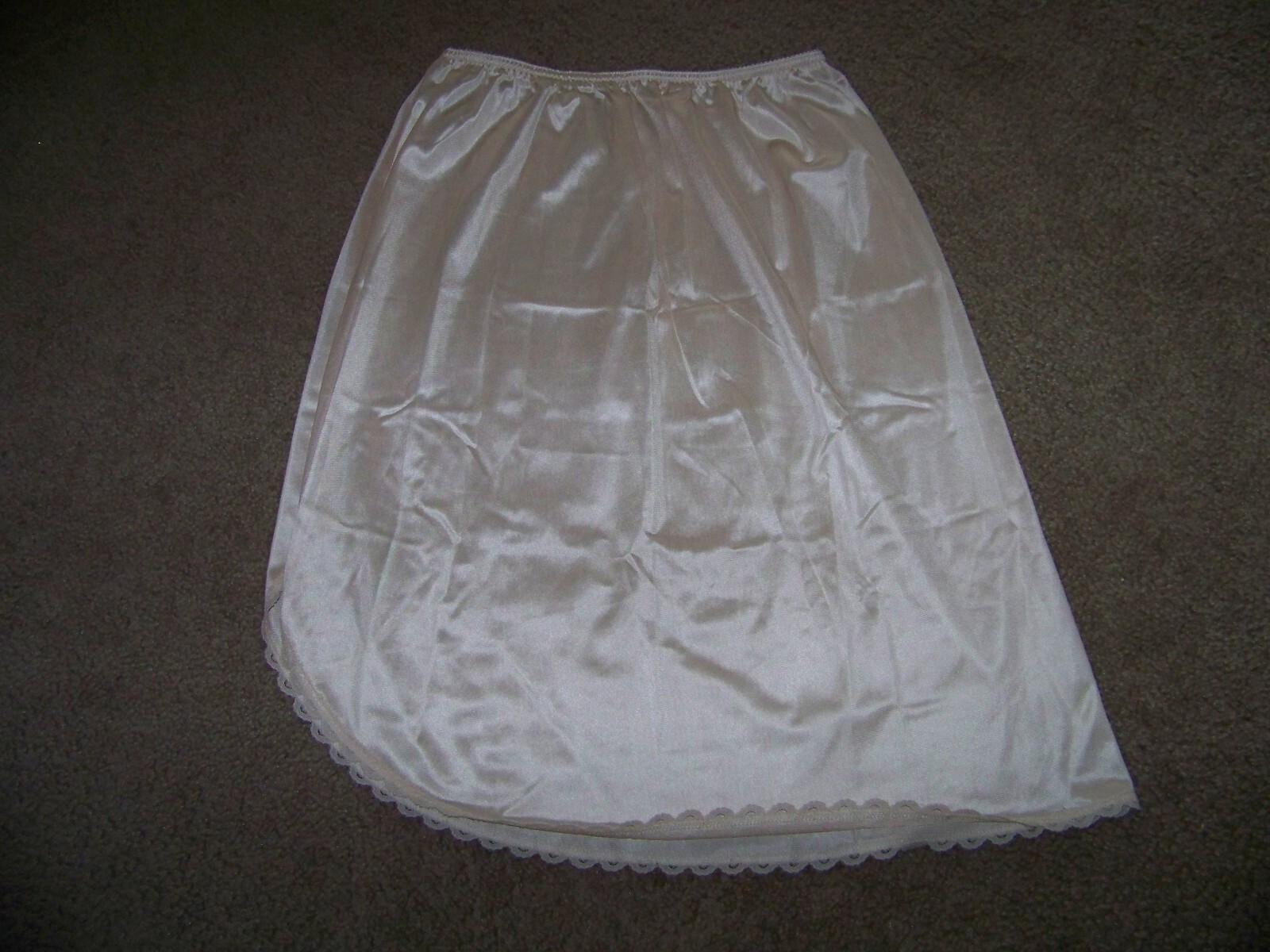 VTG WARNER PERFECT MEASURE #55308 SMALL NYLON HALF SLIP LACE TRIM BEIGE CLEAN