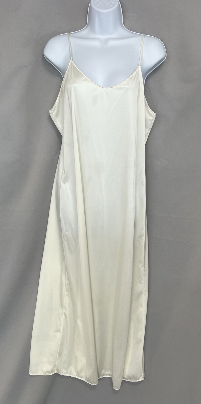 Vanity Fair Ladies Ivory Night Gown Size 38 Spaghetti Straps Nylon 32” / 44