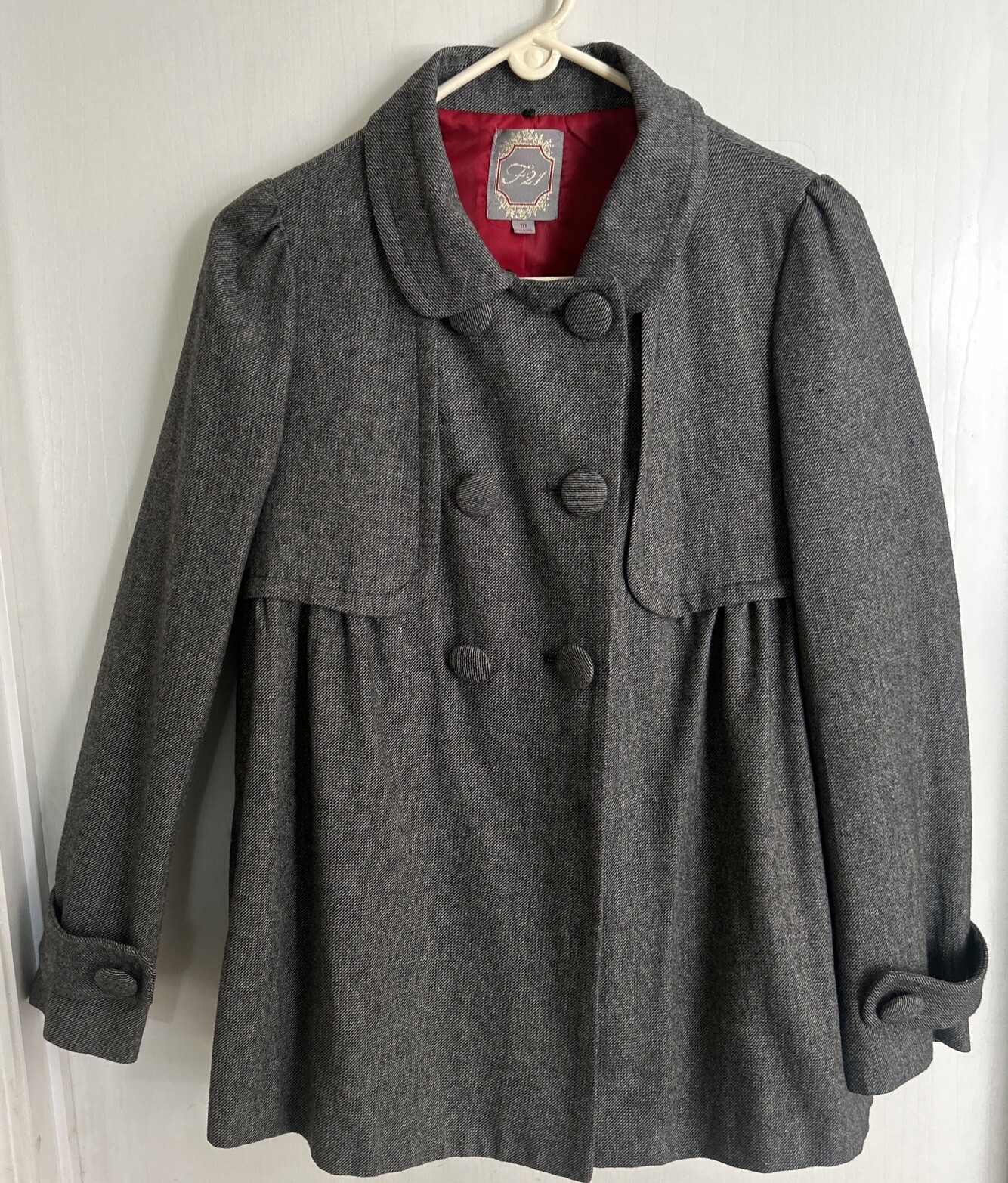 Vintage F21 Ladies Jacket Medium 41% Wool Gray /Red Lining Sleeve Length 24 In.￼