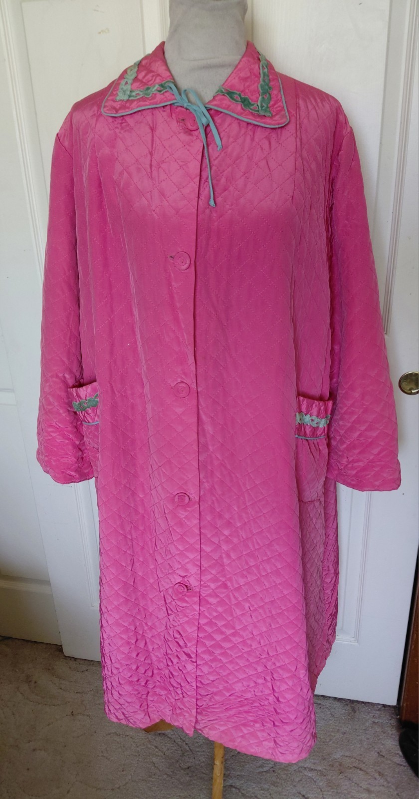 Vintage Rose Pink Quilted Robe Flocked Blue Appliques B48 Joan Tailored by Iris