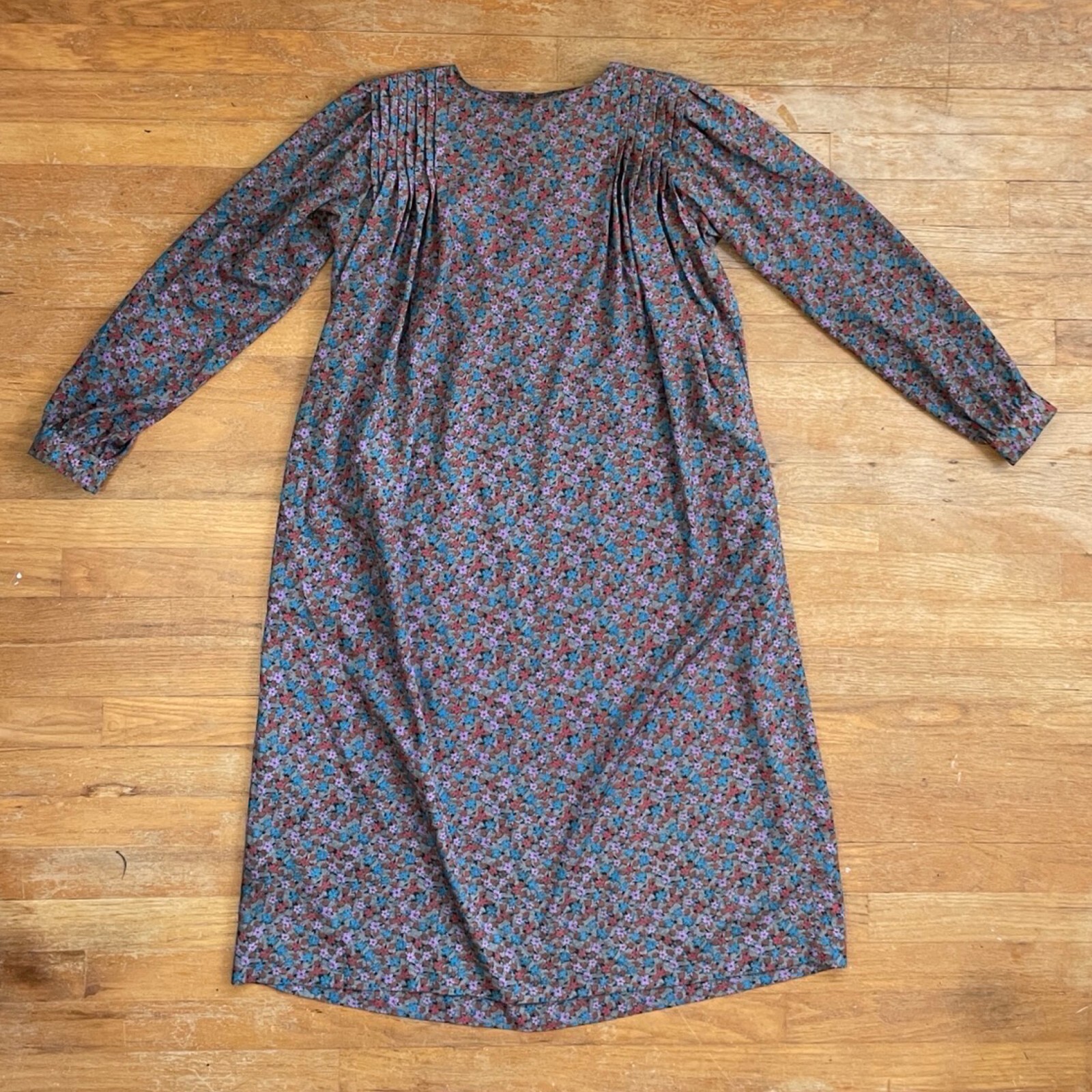 Vintage Floral Midi Dress Size Medium 1970s Lightweight Shift Cut with Pockets