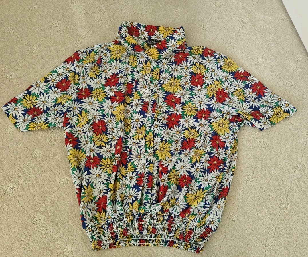 Vintage Moda International Navy Short Shorts & Bright Daisy Blouse Top Outfit