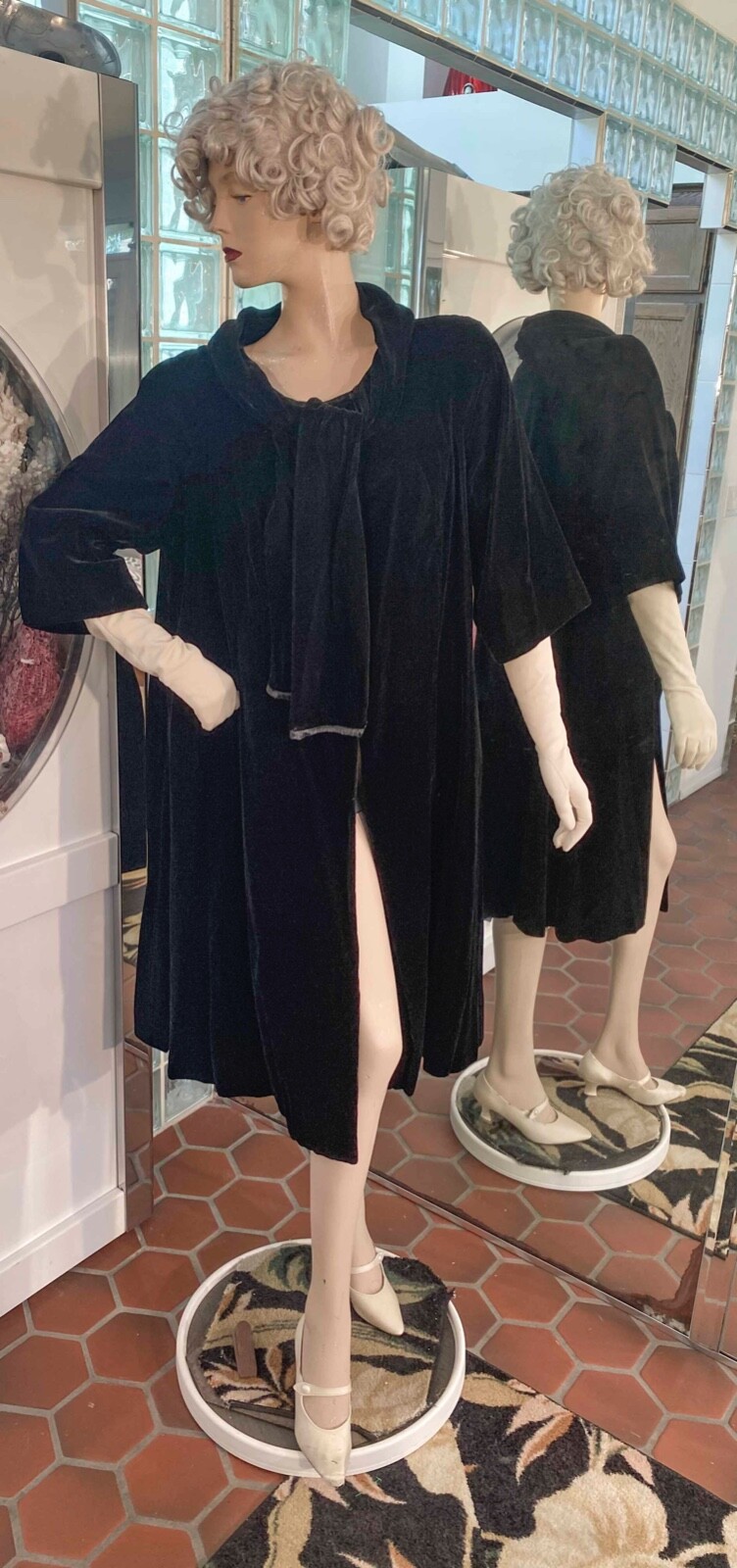 VTG Black Velvet Evening Formal Coat Gala Pageant S/M Xlent Condition